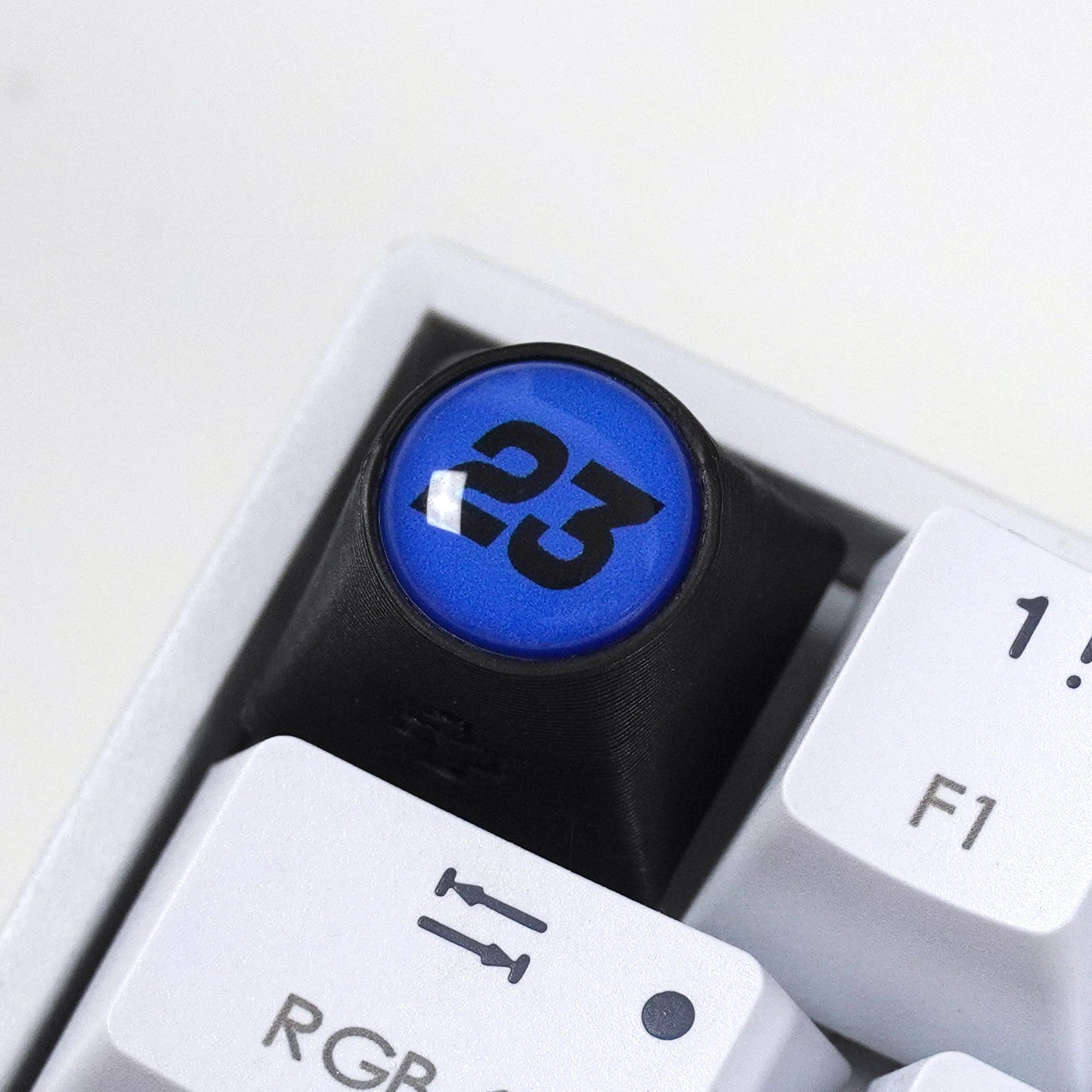 Artisan F1 - FEHÉR + NR. 23