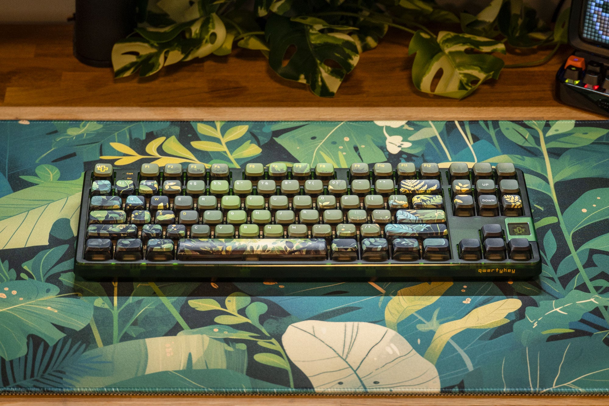 QwertyKey80 Leaf Bluetooth Vezeték nélküli Hotswap RGB QMK/VIA Gasket Rögzített Mechanikus Játékbillentyűzet Képernyővel