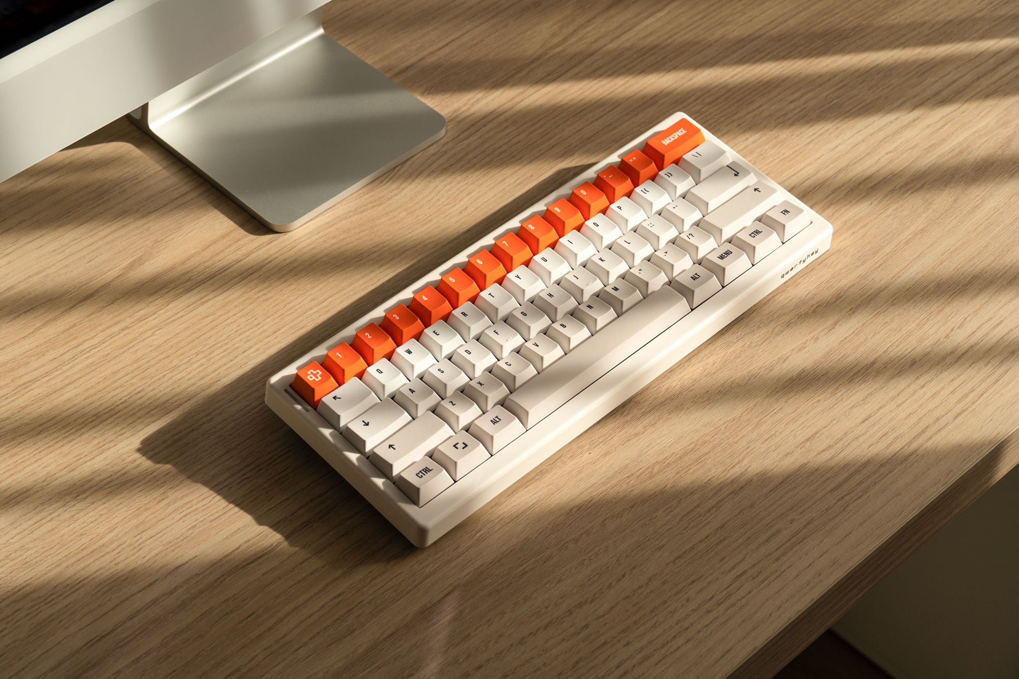 QwertyKey61 PRO Alba Hotswap RGB VIA Gasket Mounted Mechanikus Játékbillentyűzet
