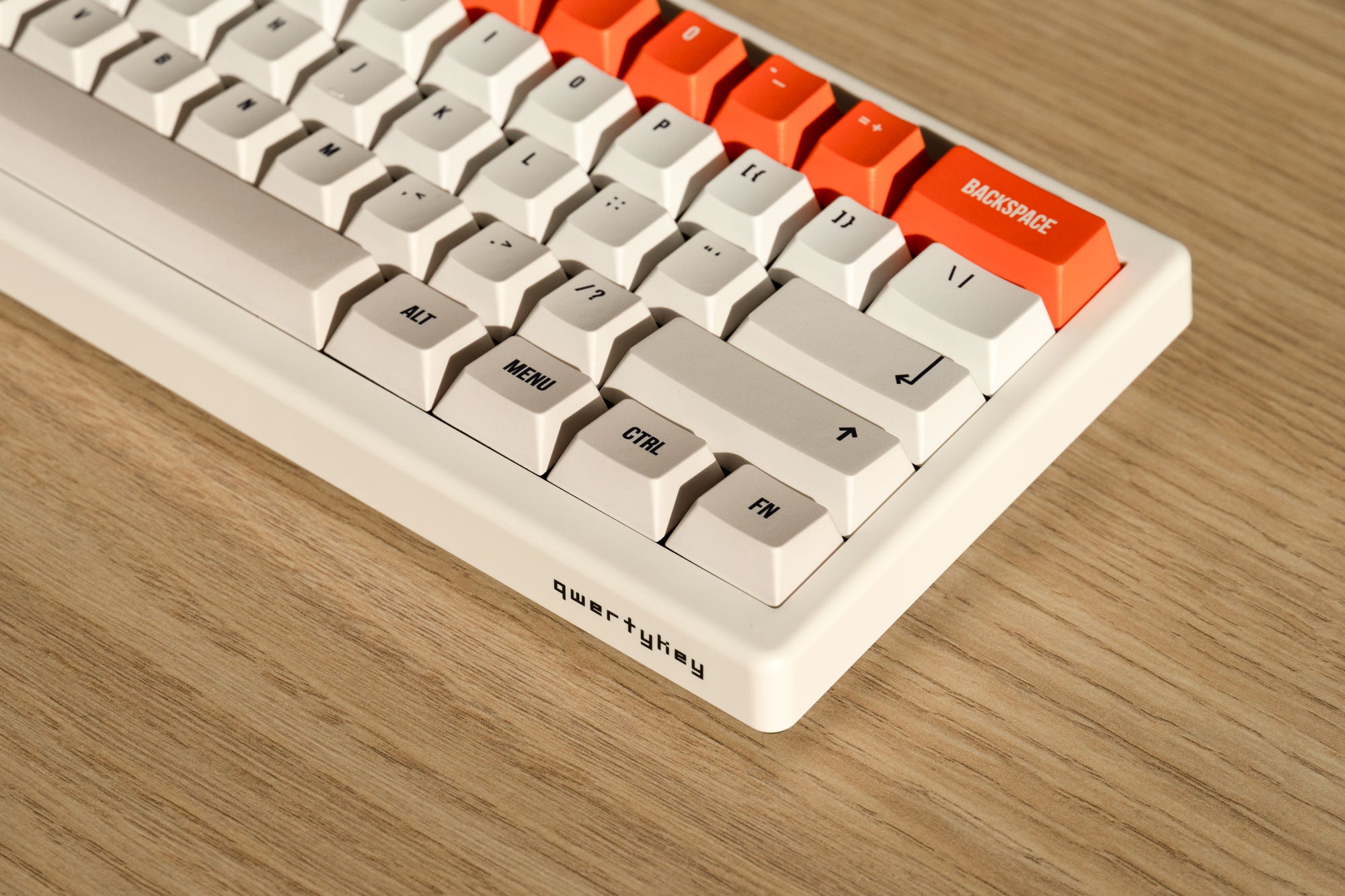 QwertyKey61 PRO Alba Hotswap RGB VIA Gasket Mounted Mechanikus Játékbillentyűzet