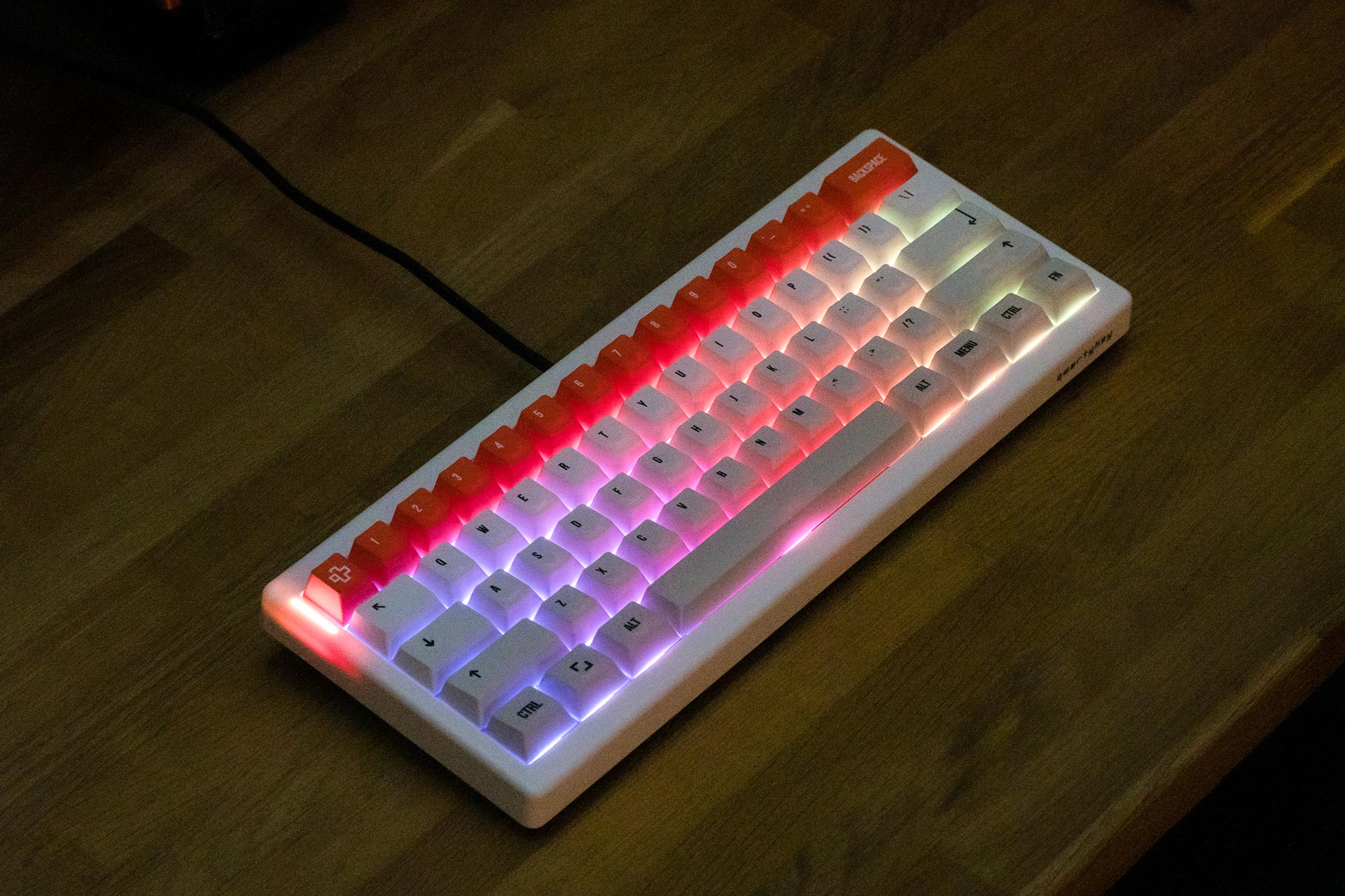 QwertyKey61 PRO Alba Hotswap RGB VIA Gasket Mounted Mechanikus Játékbillentyűzet