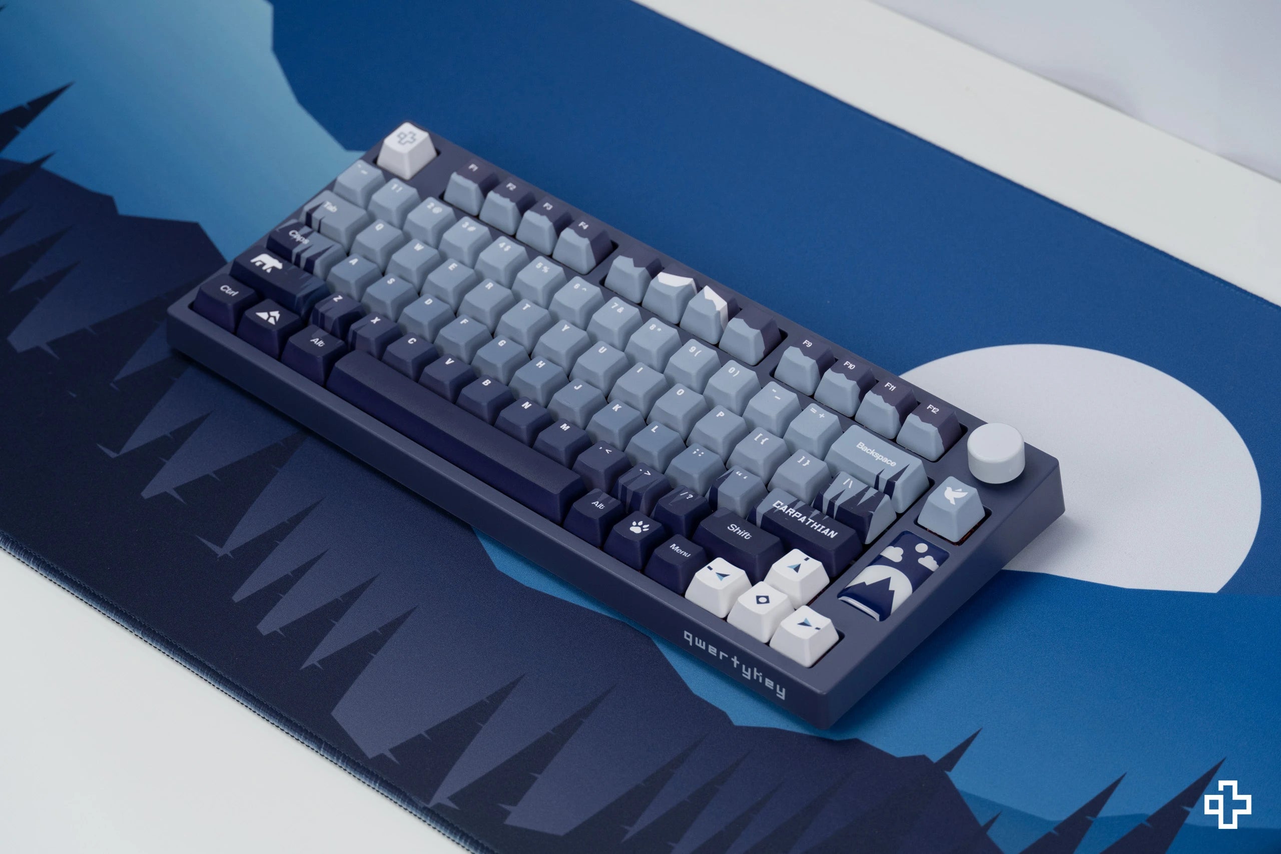 Deskmat Egérpad QwertyKey Kárpáti 4mm varrott szélek