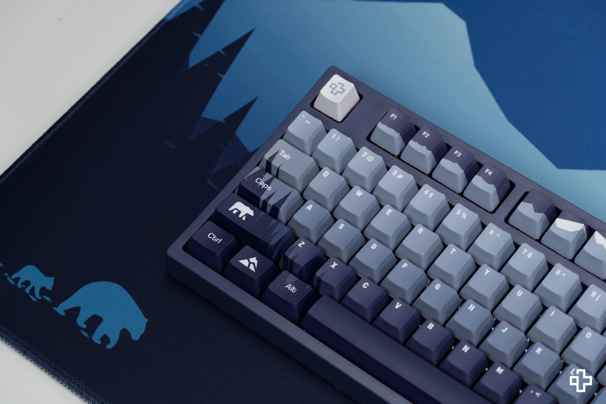 Deskmat Egérpad QwertyKey Kárpáti 4mm varrott szélek