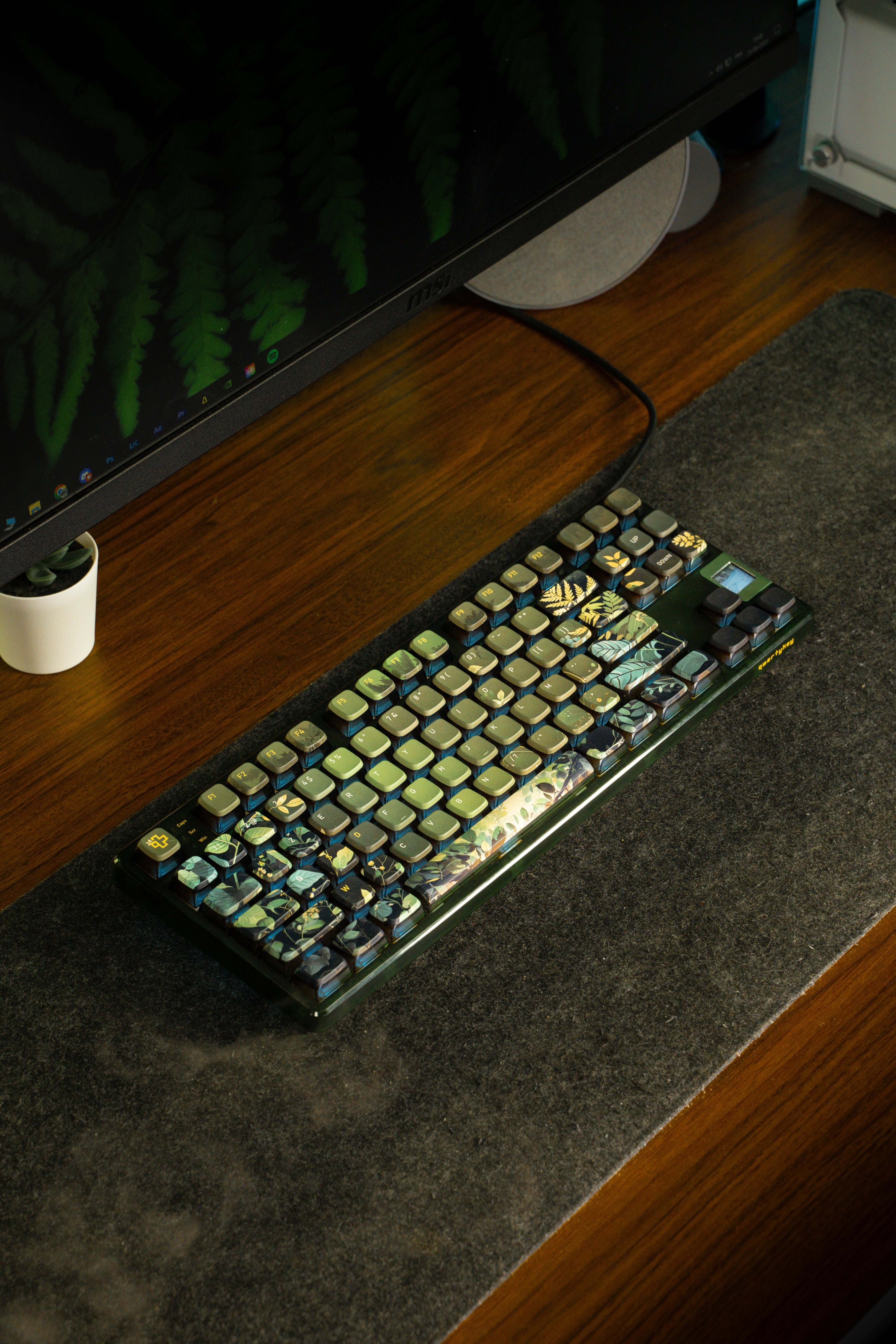 QwertyKey80 Leaf Bluetooth Vezeték nélküli Hotswap RGB QMK/VIA Gasket Rögzített Mechanikus Játékbillentyűzet Képernyővel