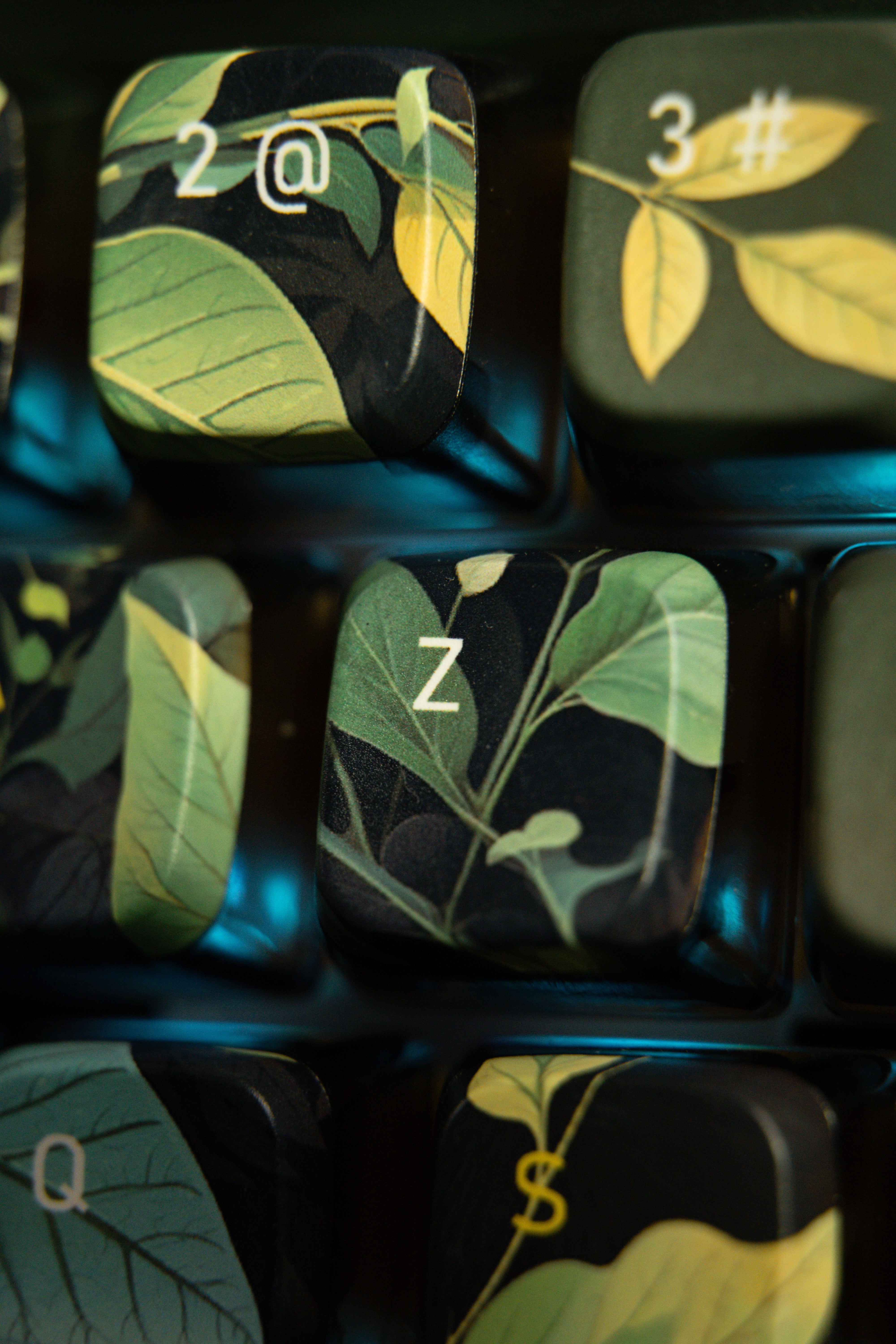 QwertyKey80 Leaf Bluetooth Vezeték nélküli Hotswap RGB QMK/VIA Gasket Rögzített Mechanikus Játékbillentyűzet Képernyővel