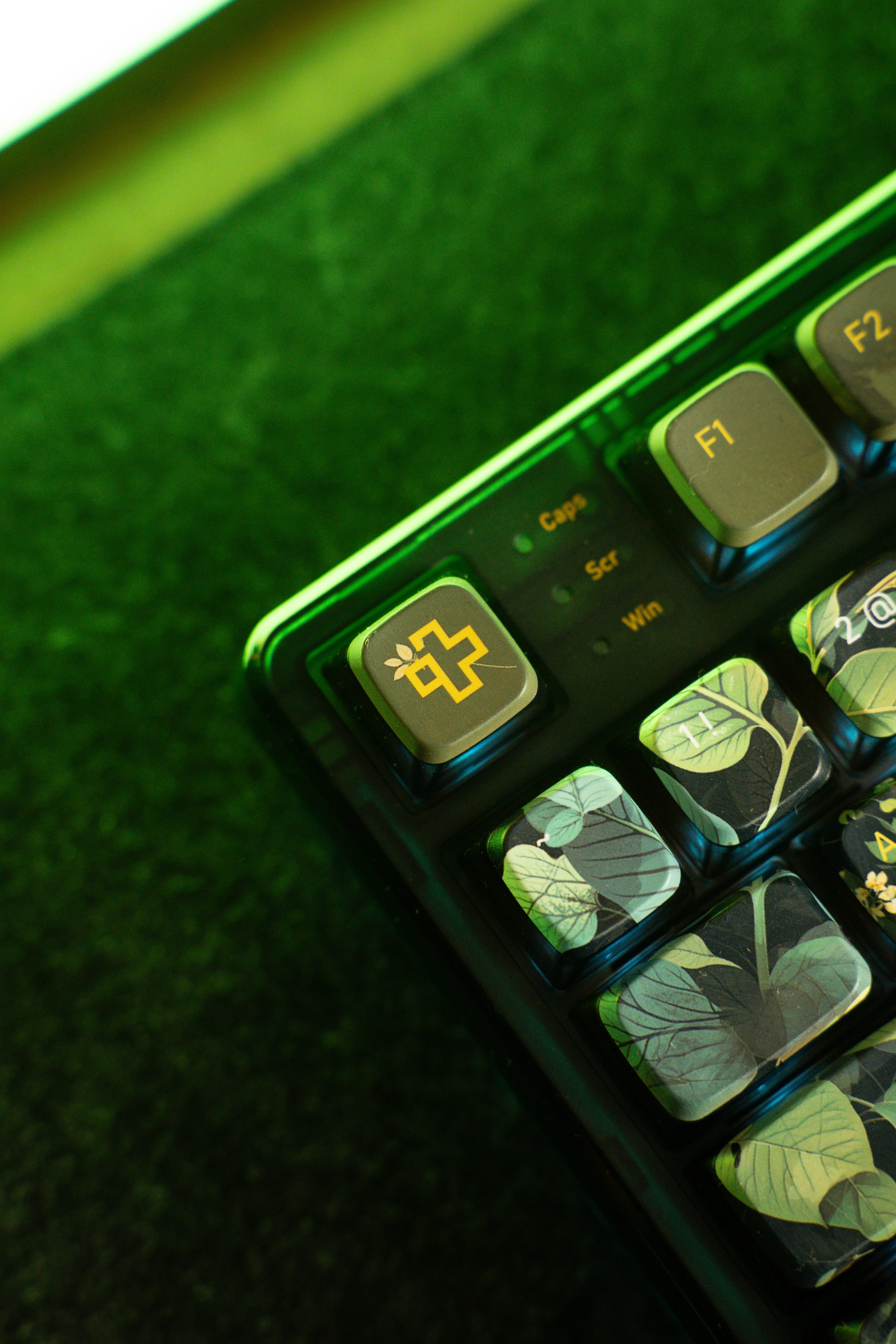 QwertyKey80 Leaf Bluetooth Vezeték nélküli Hotswap RGB QMK/VIA Gasket Rögzített Mechanikus Játékbillentyűzet Képernyővel