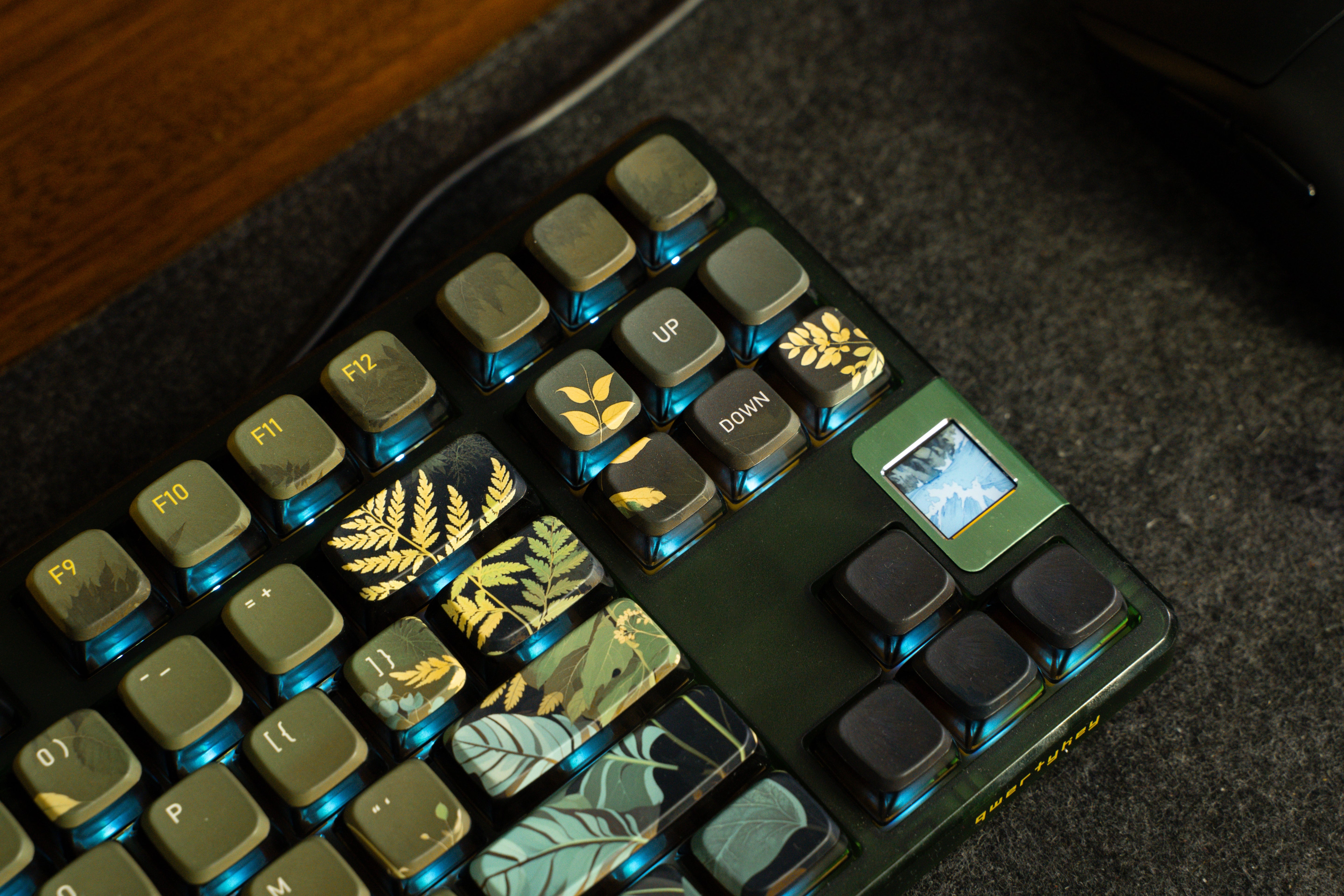 QwertyKey80 Leaf Bluetooth Vezeték nélküli Hotswap RGB QMK/VIA Gasket Rögzített Mechanikus Játékbillentyűzet Képernyővel