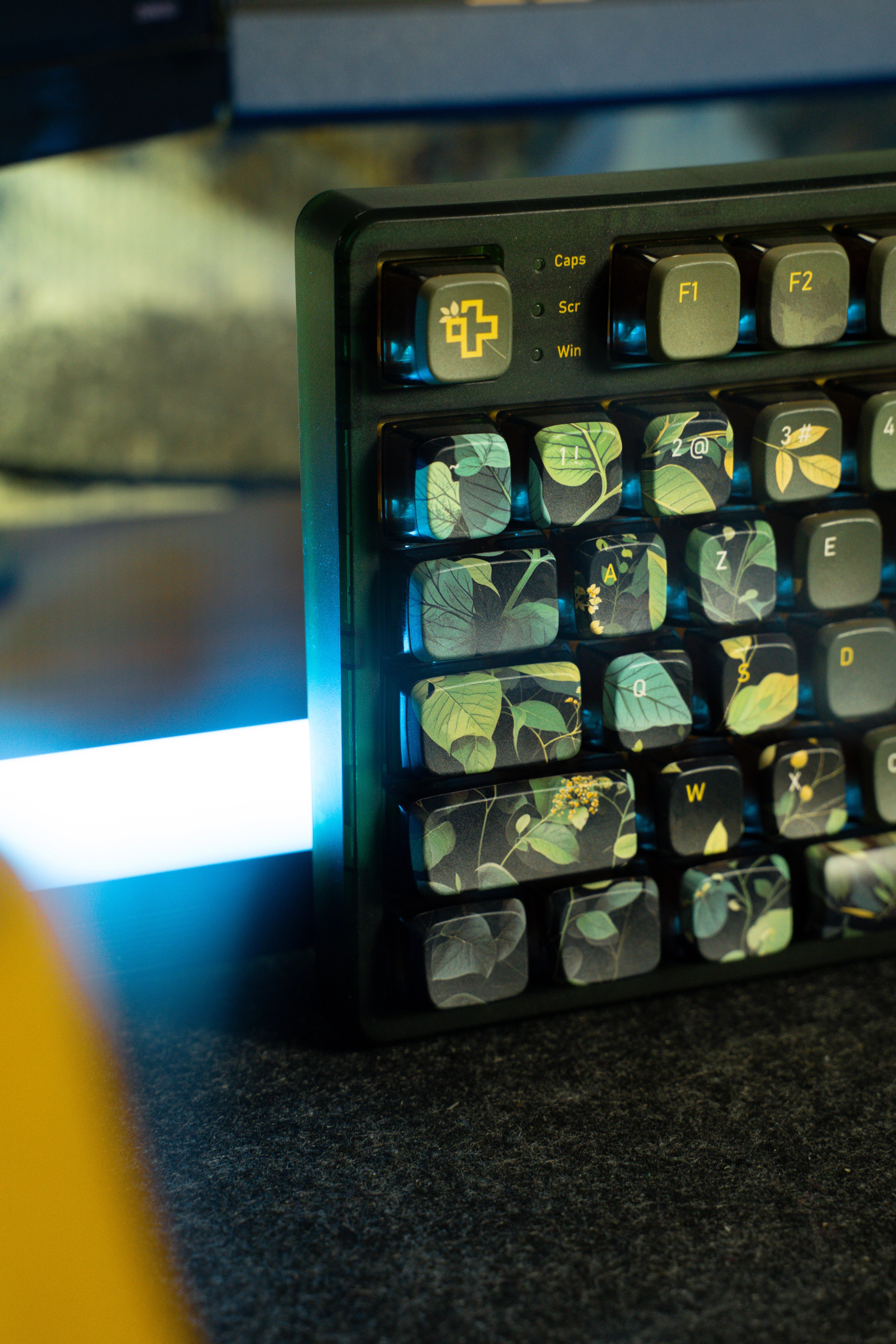 QwertyKey80 Leaf Bluetooth Vezeték nélküli Hotswap RGB QMK/VIA Gasket Rögzített Mechanikus Játékbillentyűzet Képernyővel