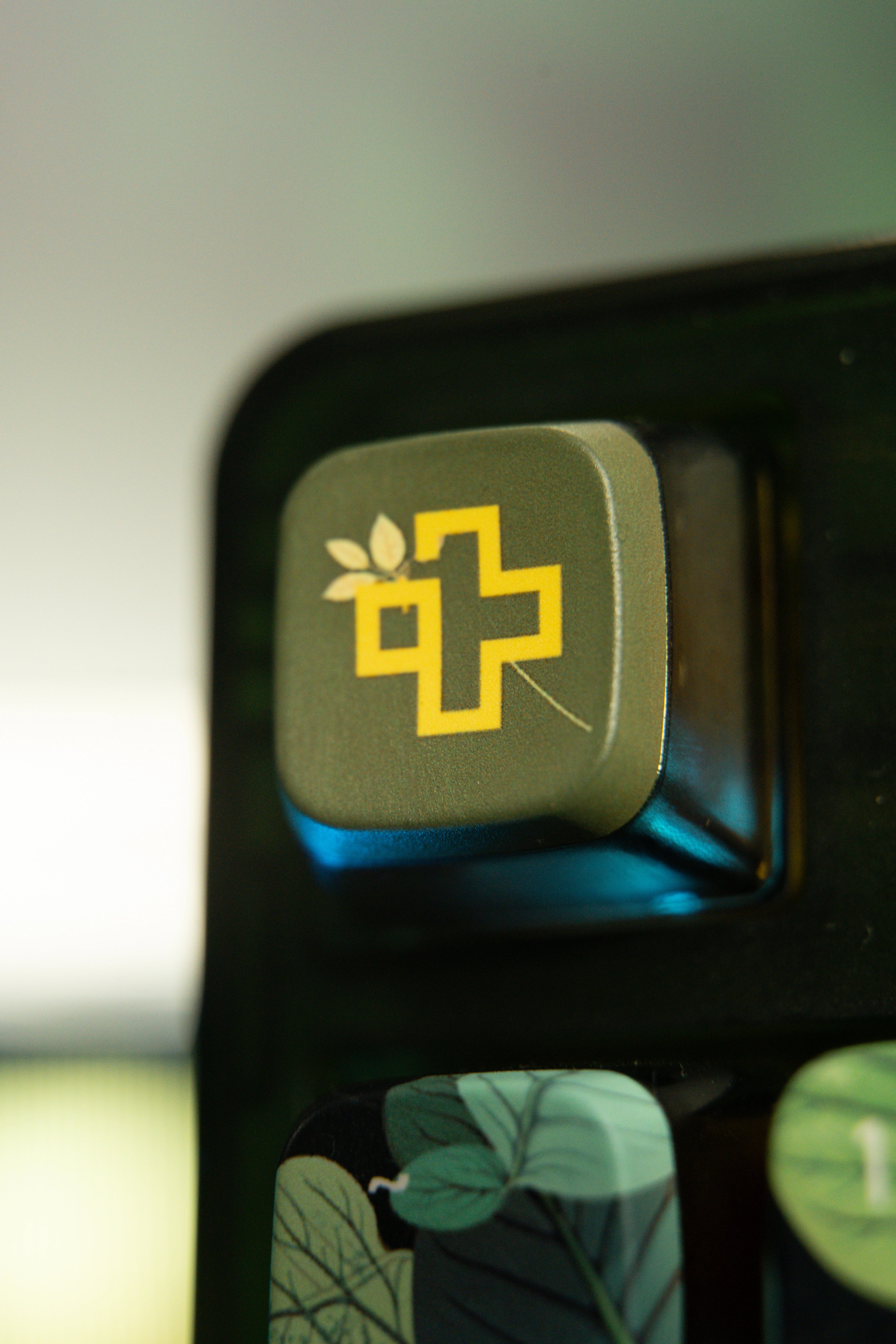 QwertyKey80 Leaf Bluetooth Vezeték nélküli Hotswap RGB QMK/VIA Gasket Rögzített Mechanikus Játékbillentyűzet Képernyővel