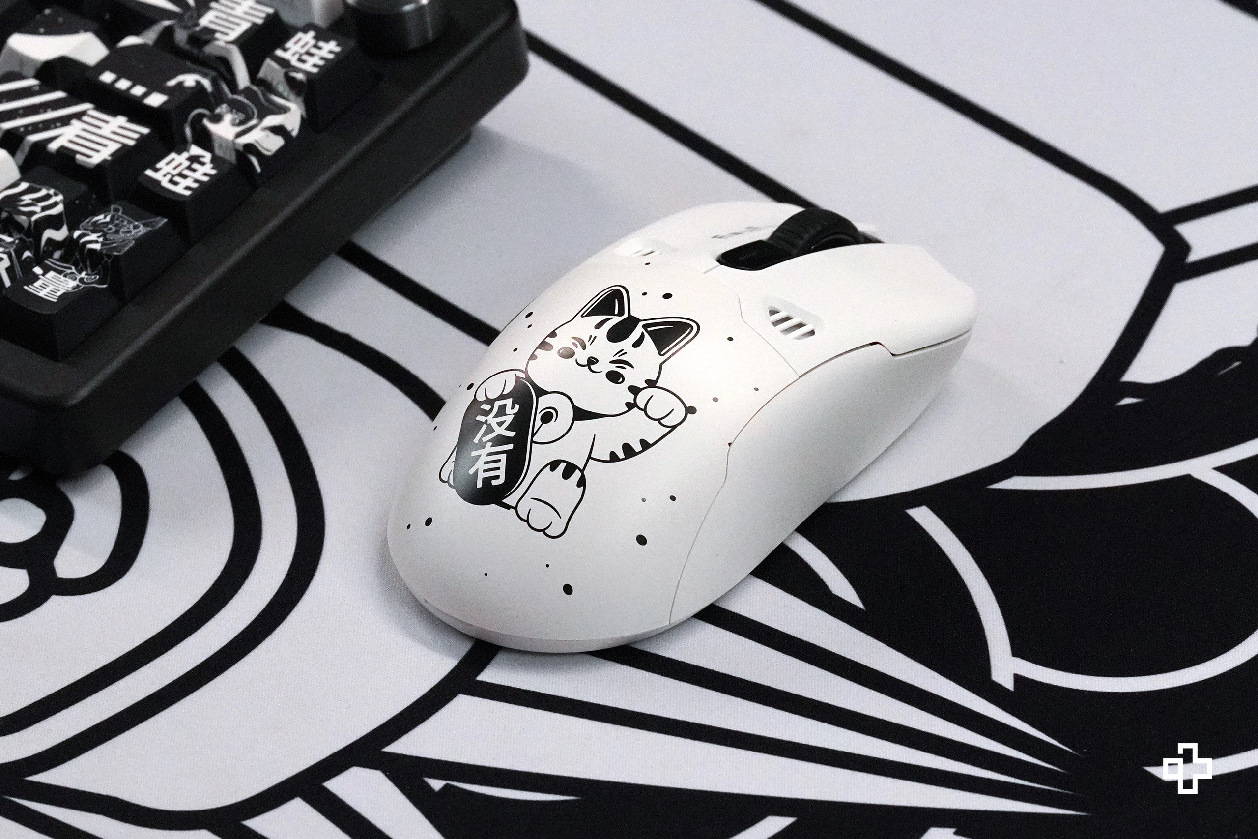 QKM1 MOMO Fehér Egérfedő