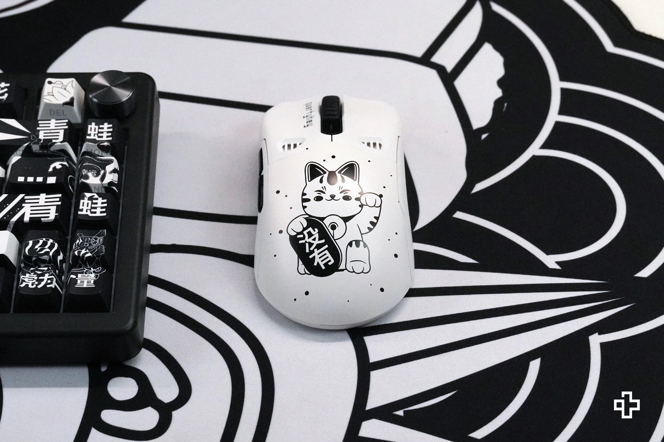 QKM1 MOMO Fehér Egérfedő