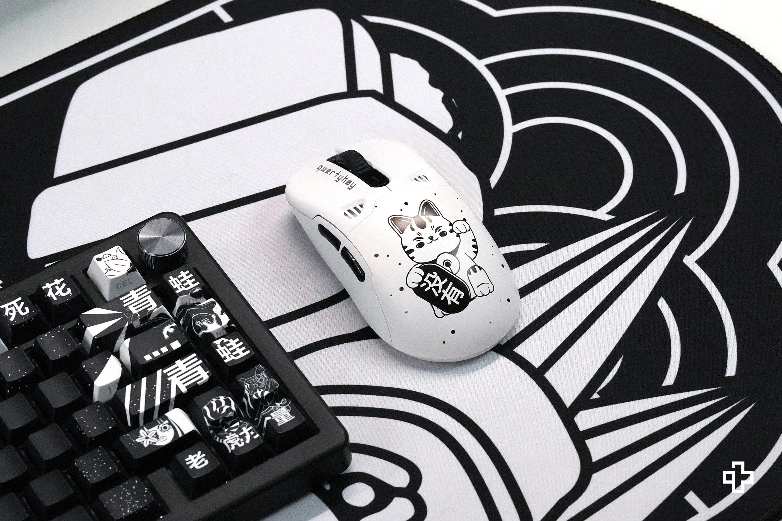 QKM1 MOMO Fehér Egérfedő