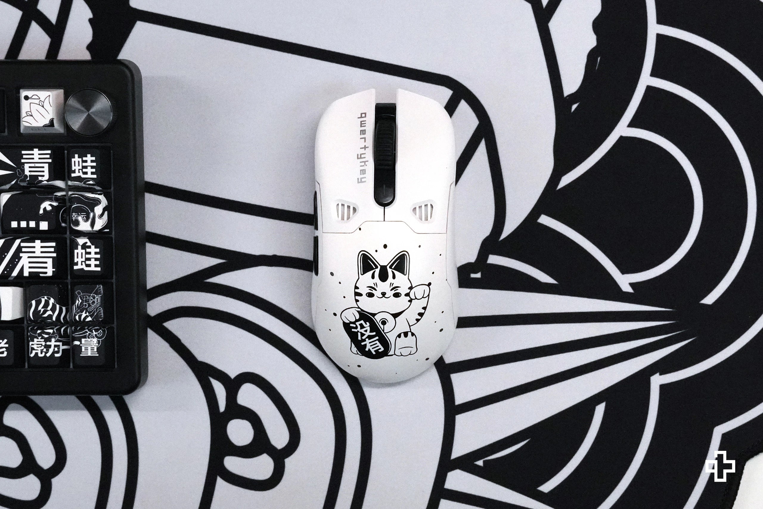 QKM1 MOMO Fehér Egérfedő