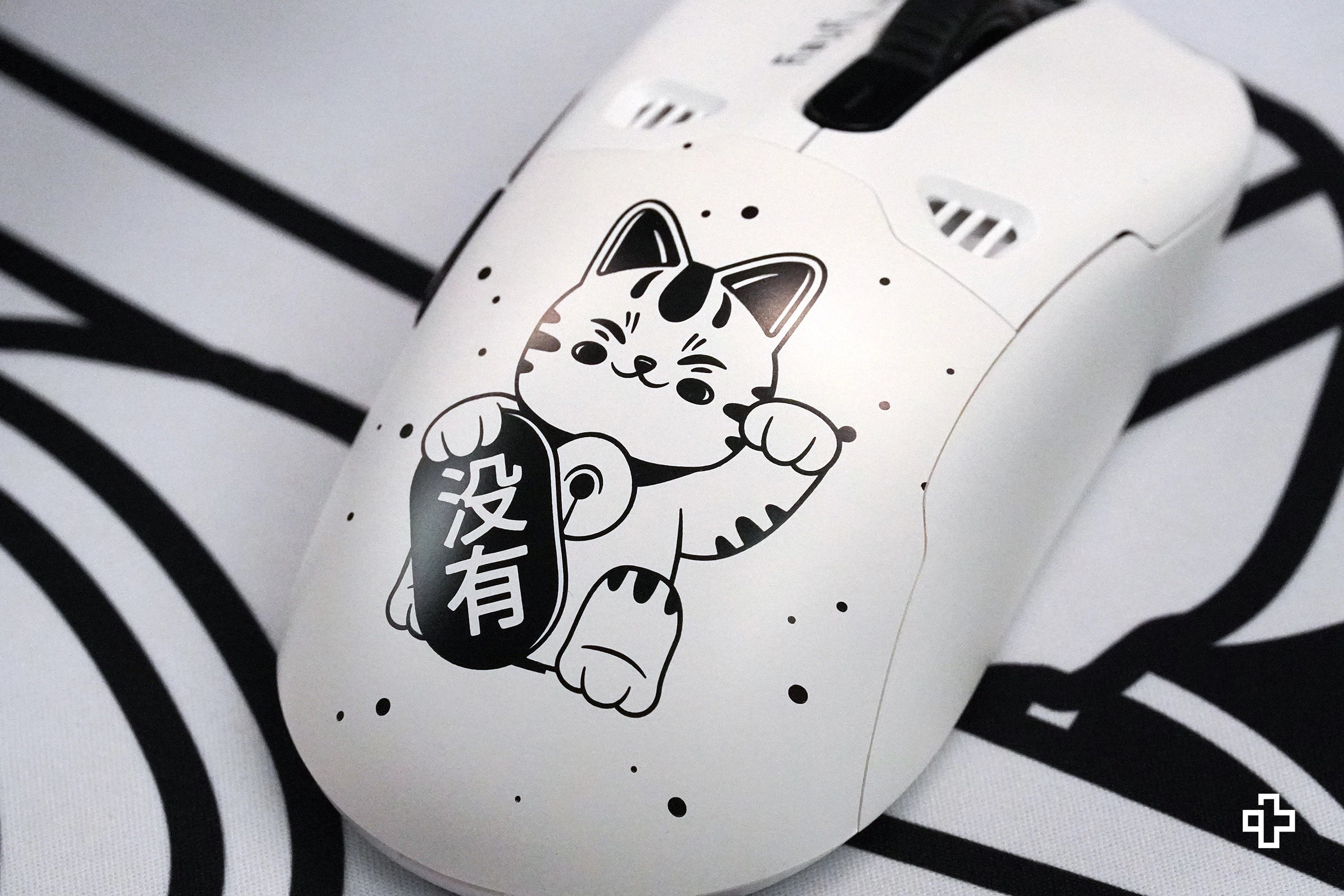 QKM1 MOMO Fehér Egérfedő