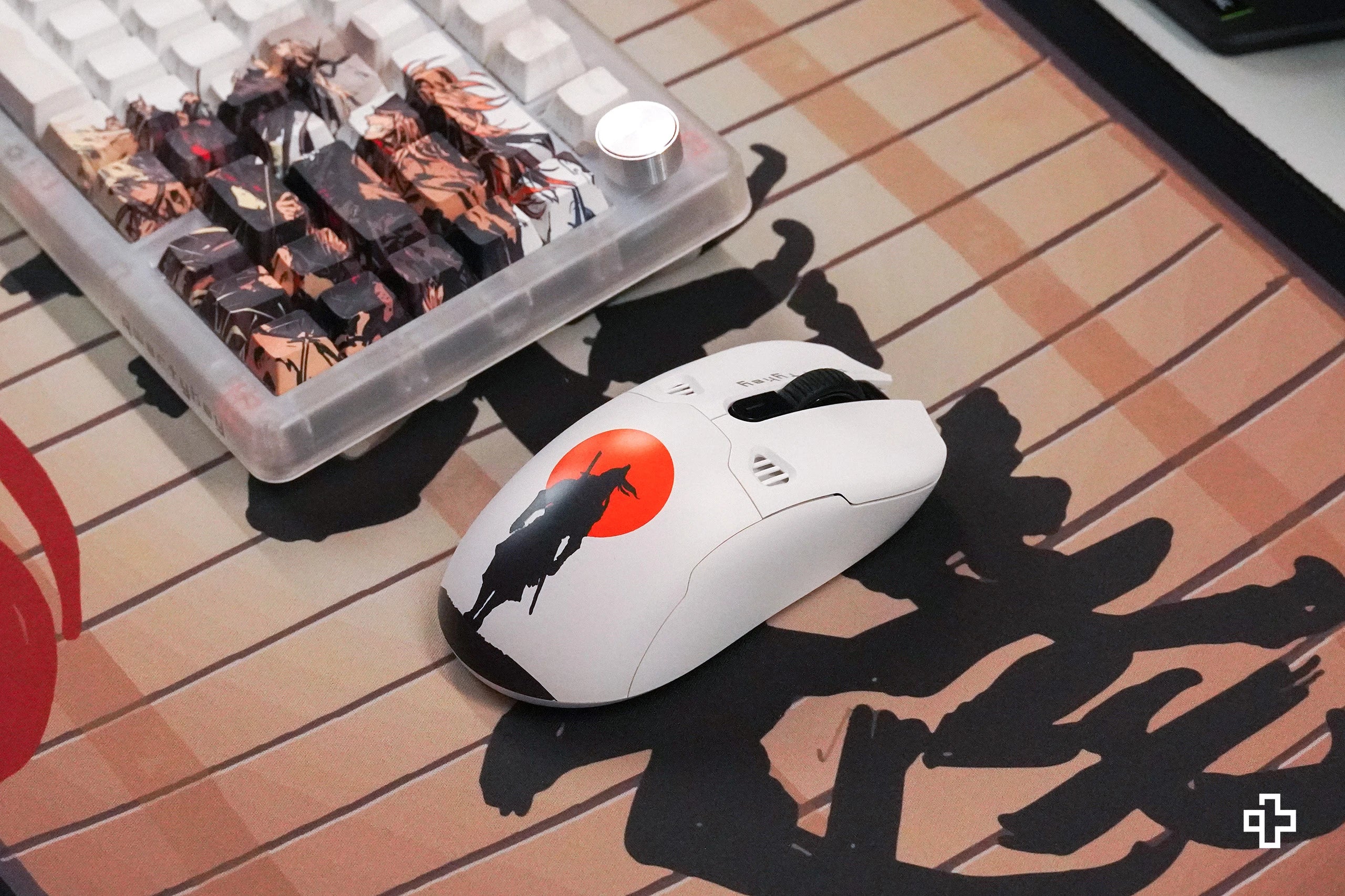 QKM1 Striker Alb Egérvédő