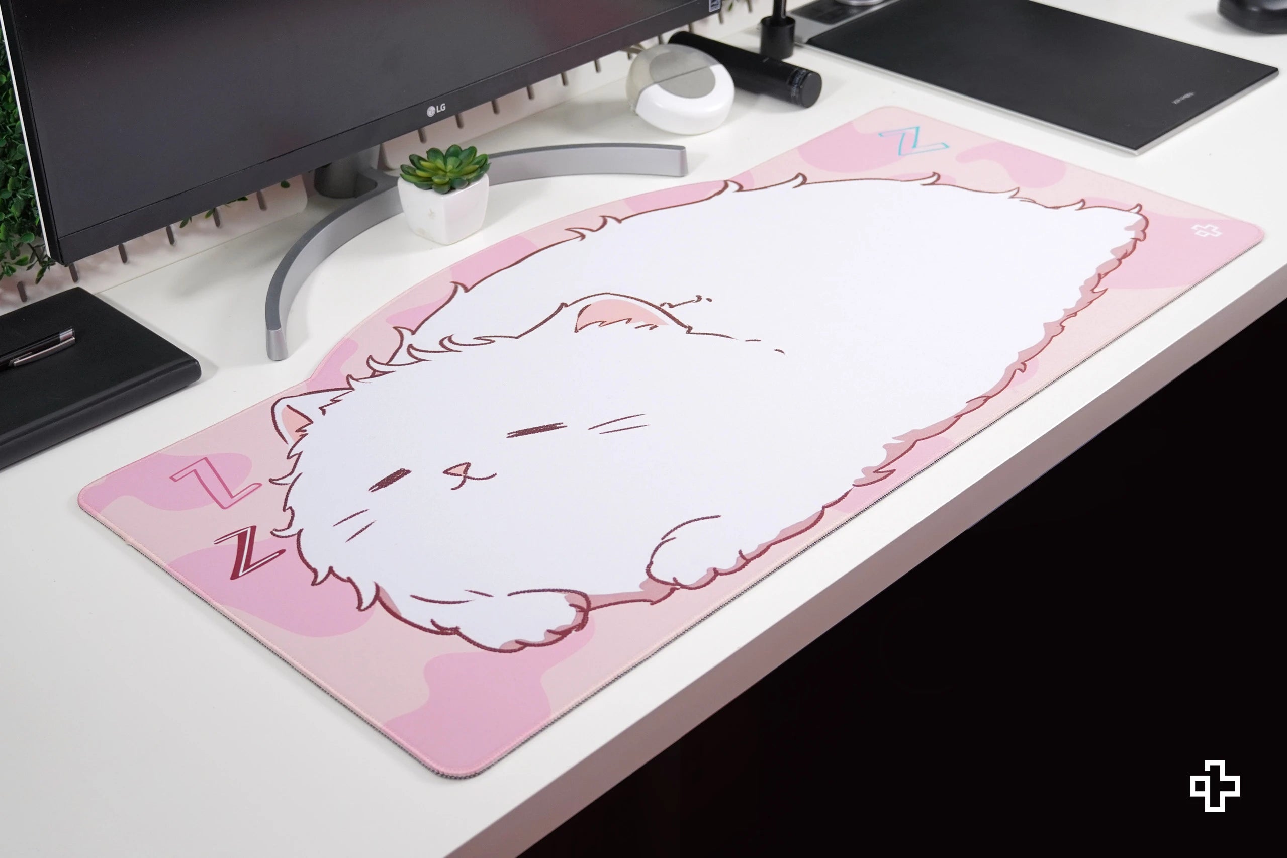 Deskmat Egérpad QwertyKey Bliss Pisica 4mm varrott szélek