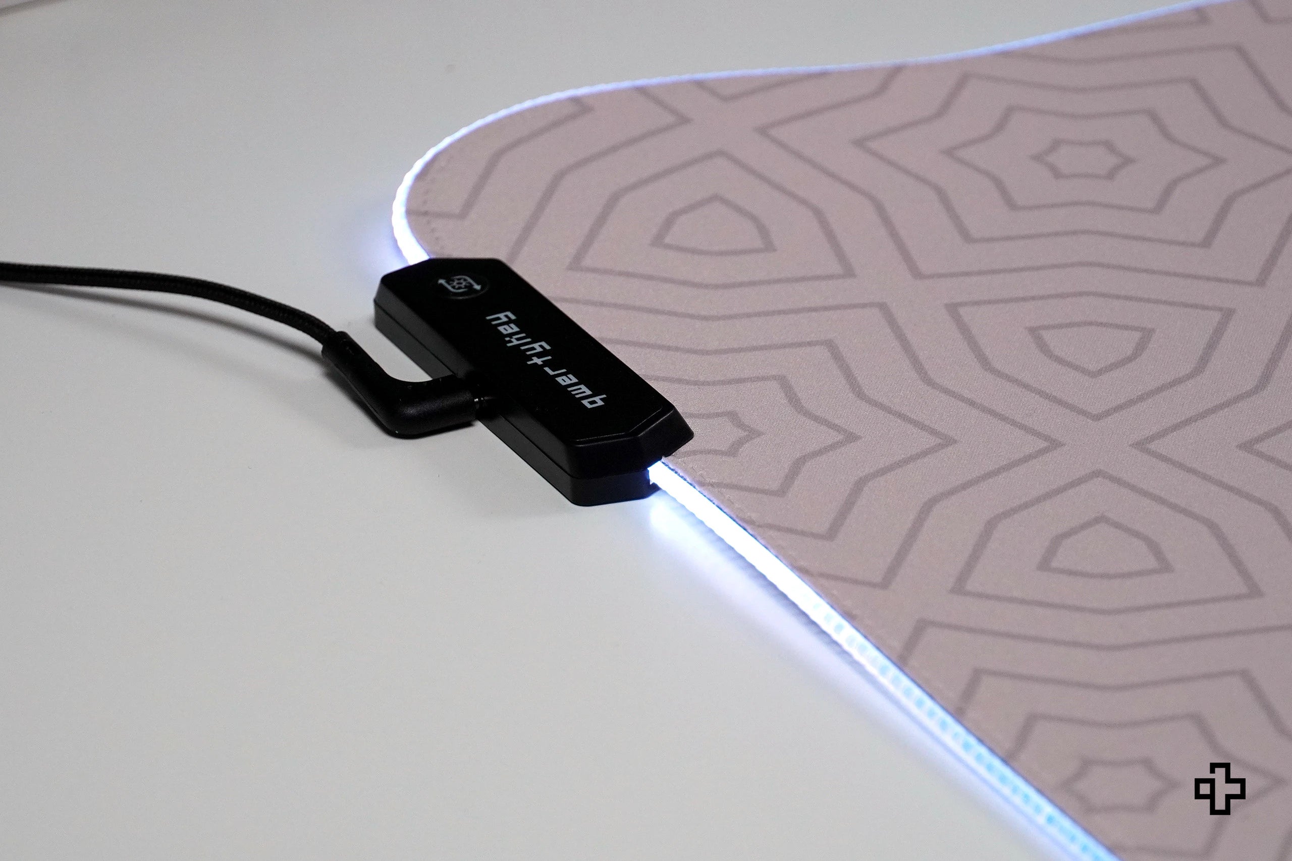 Deskmat Egéralátét QwertyKey Sharingan Szem RGB 4mm varrt szélek