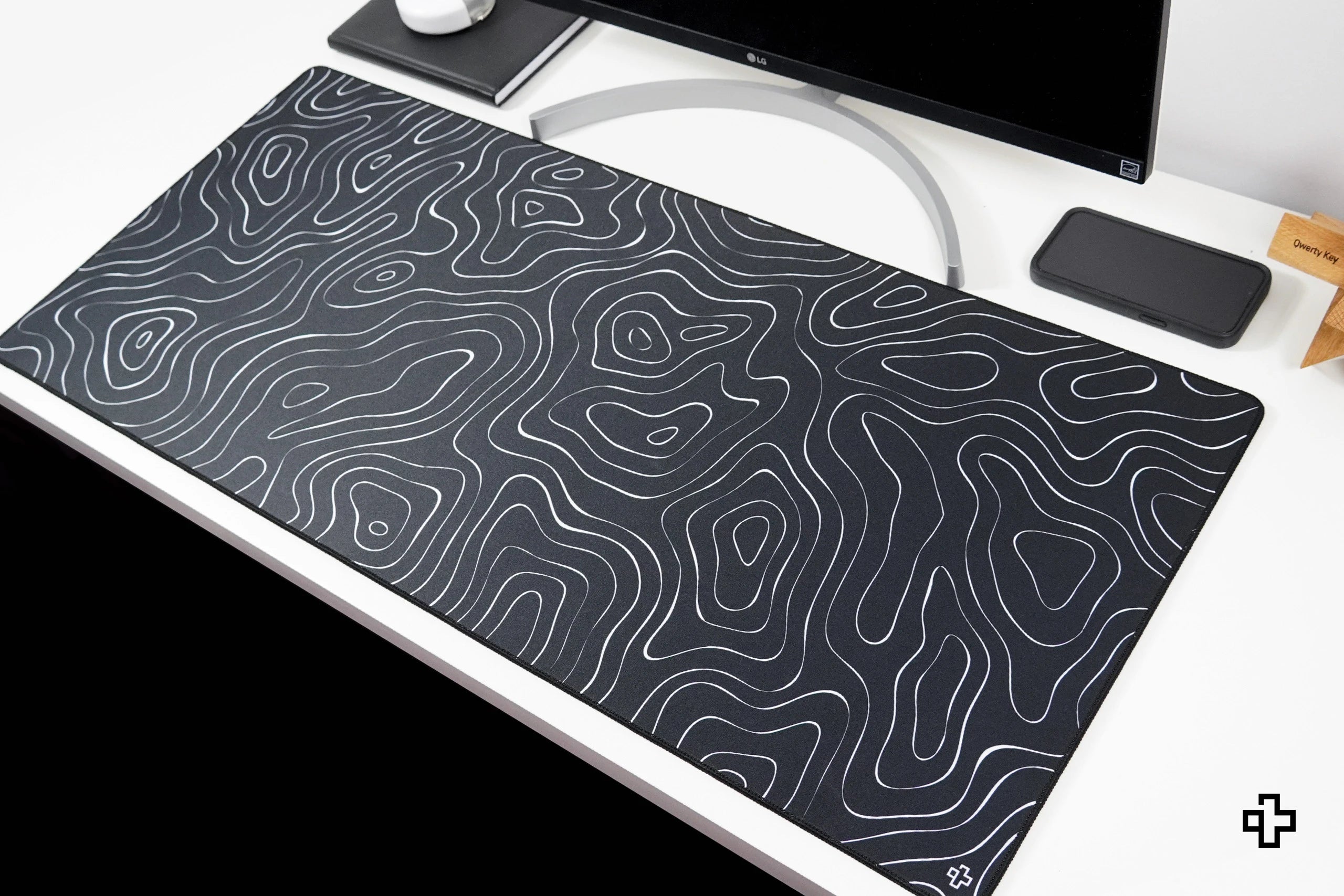 Deskmat egérpad QwertyKey topográfiai Fekete 4mm szegélyű varrattal