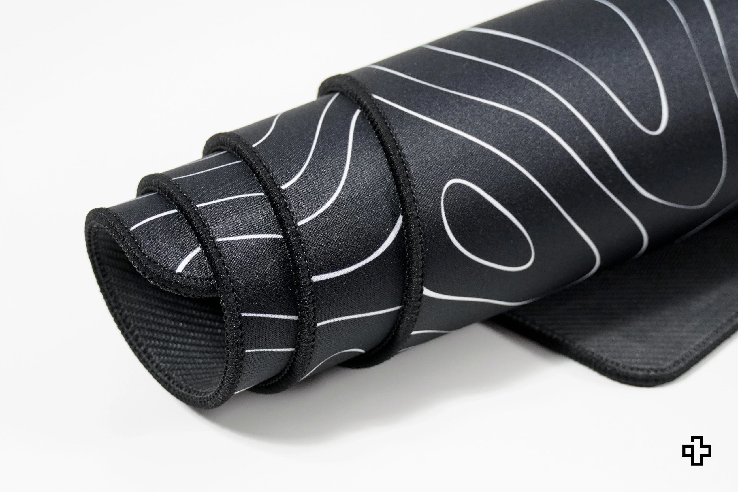 Deskmat egérpad QwertyKey topográfiai Fekete 4mm szegélyű varrattal