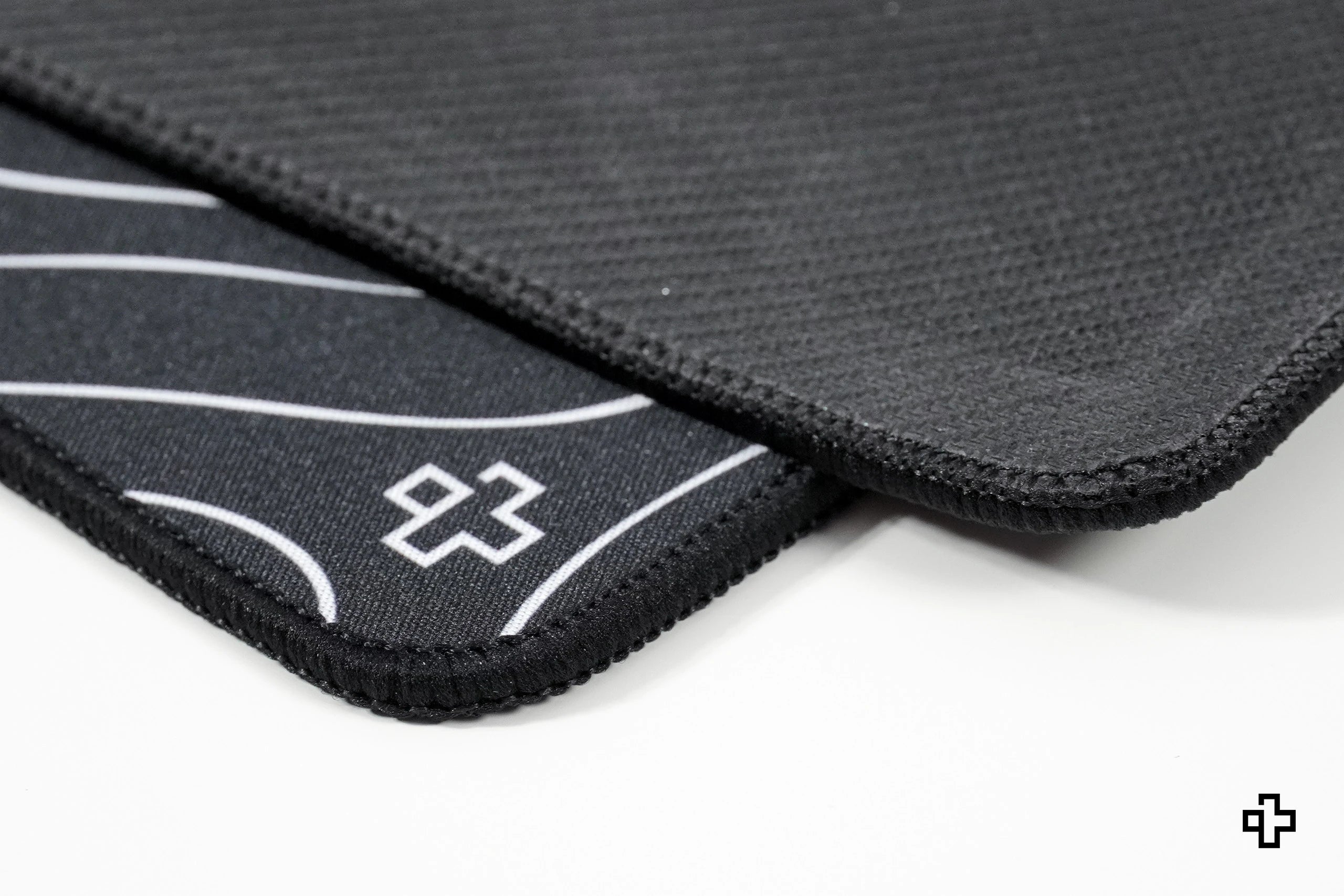 Deskmat egérpad QwertyKey topográfiai Fekete 4mm szegélyű varrattal