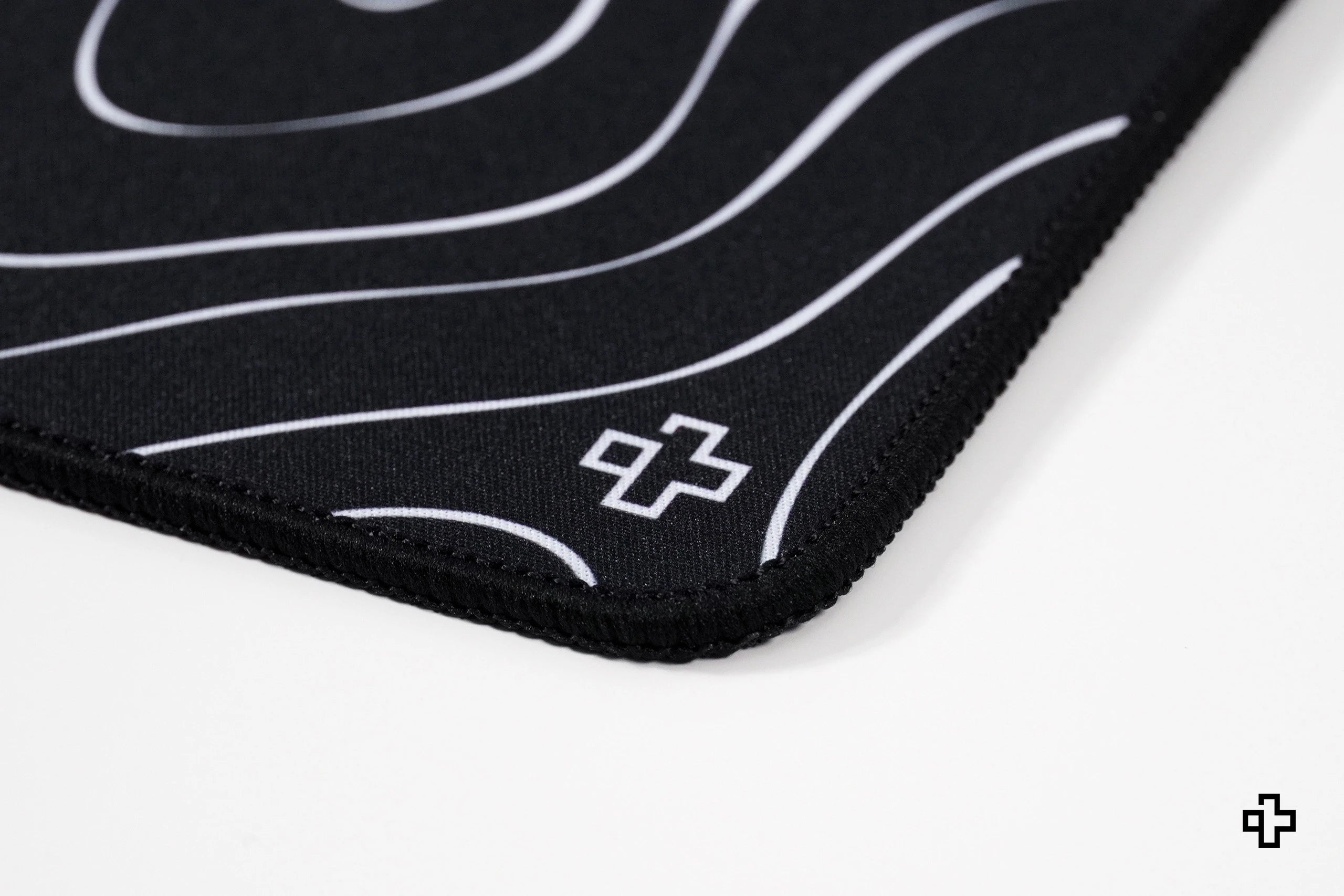 Deskmat egérpad QwertyKey topográfiai Fekete 4mm szegélyű varrattal