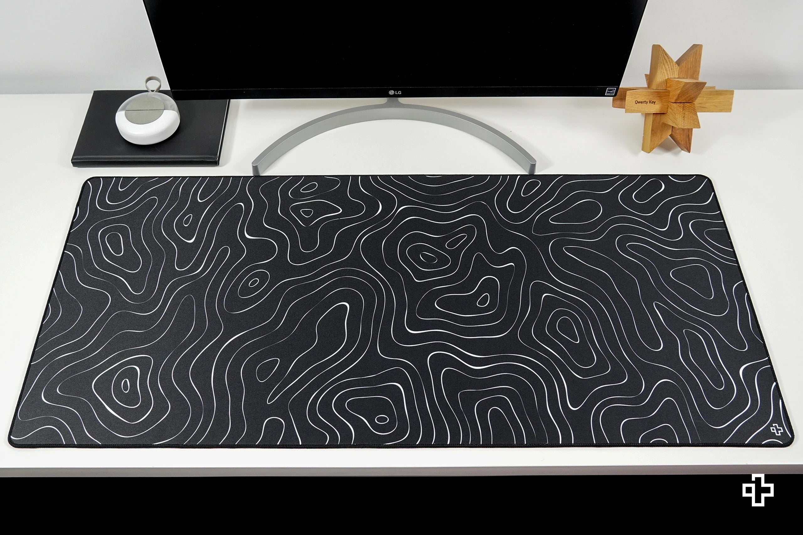 Deskmat egérpad QwertyKey topográfiai Fekete 4mm szegélyű varrattal