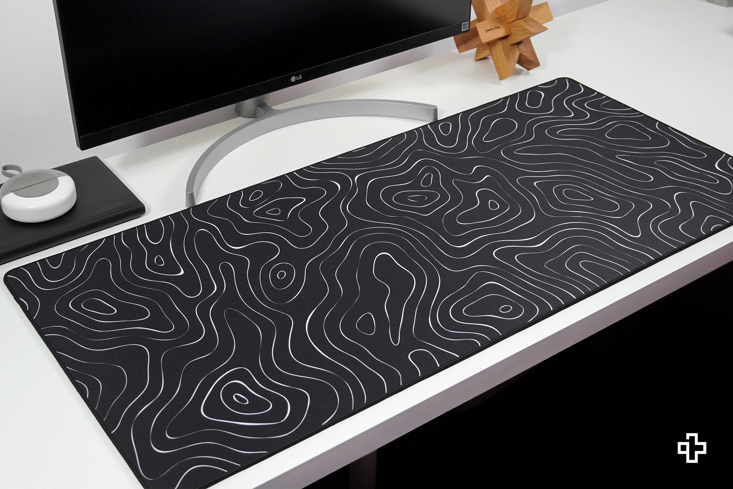 Deskmat egérpad QwertyKey topográfiai Fekete 4mm szegélyű varrattal