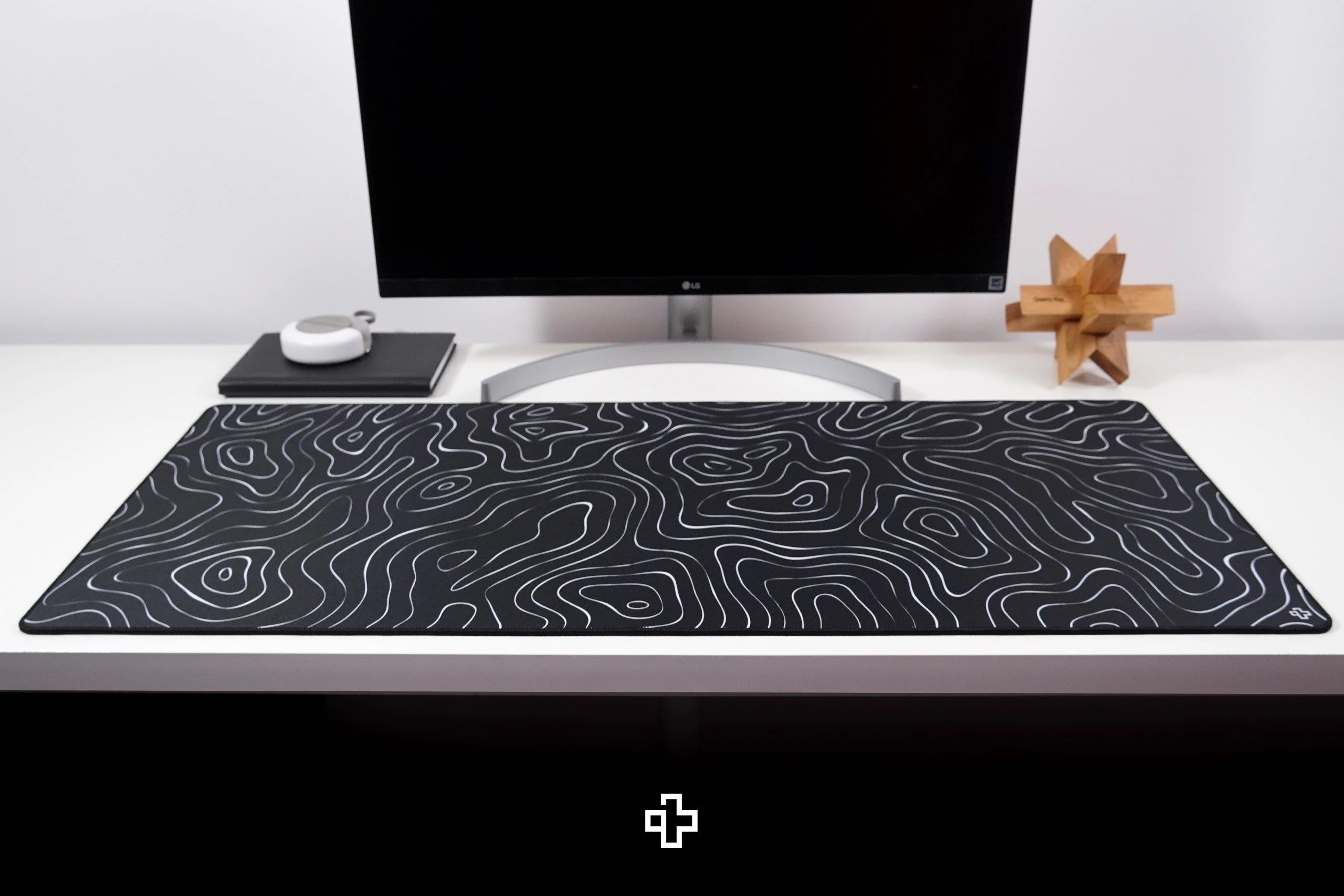 Deskmat egérpad QwertyKey topográfiai Fekete 4mm szegélyű varrattal