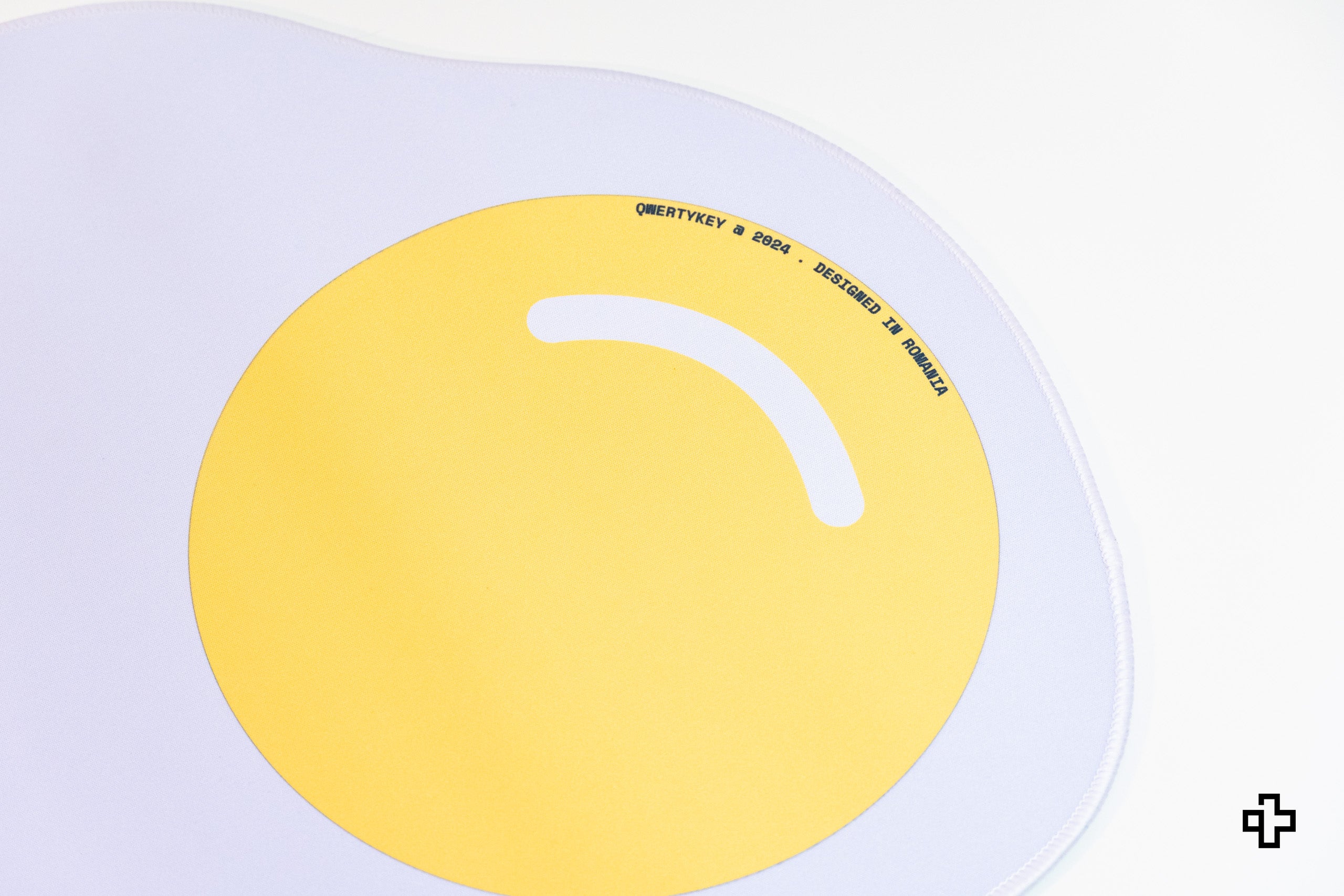 Deskmat Egérpad QwertyKey Tojás 4mm szabálytalan varrású margóval