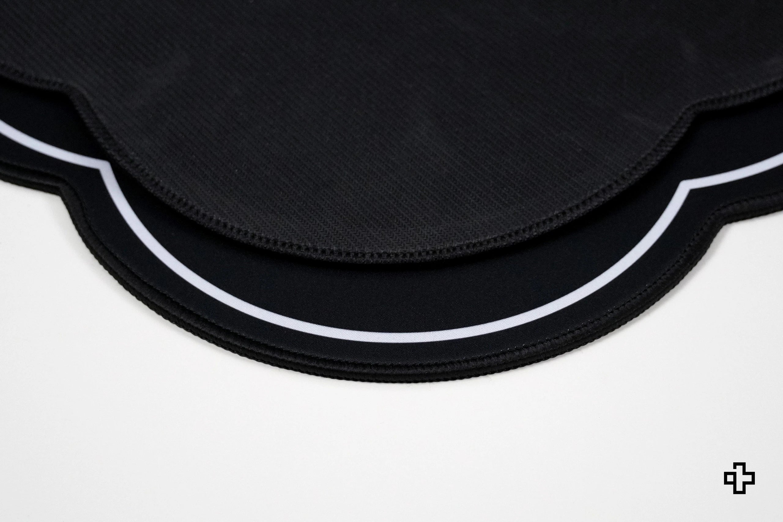 Deskmat egérpad QwertyKey MOMO 4mm varratos szélek