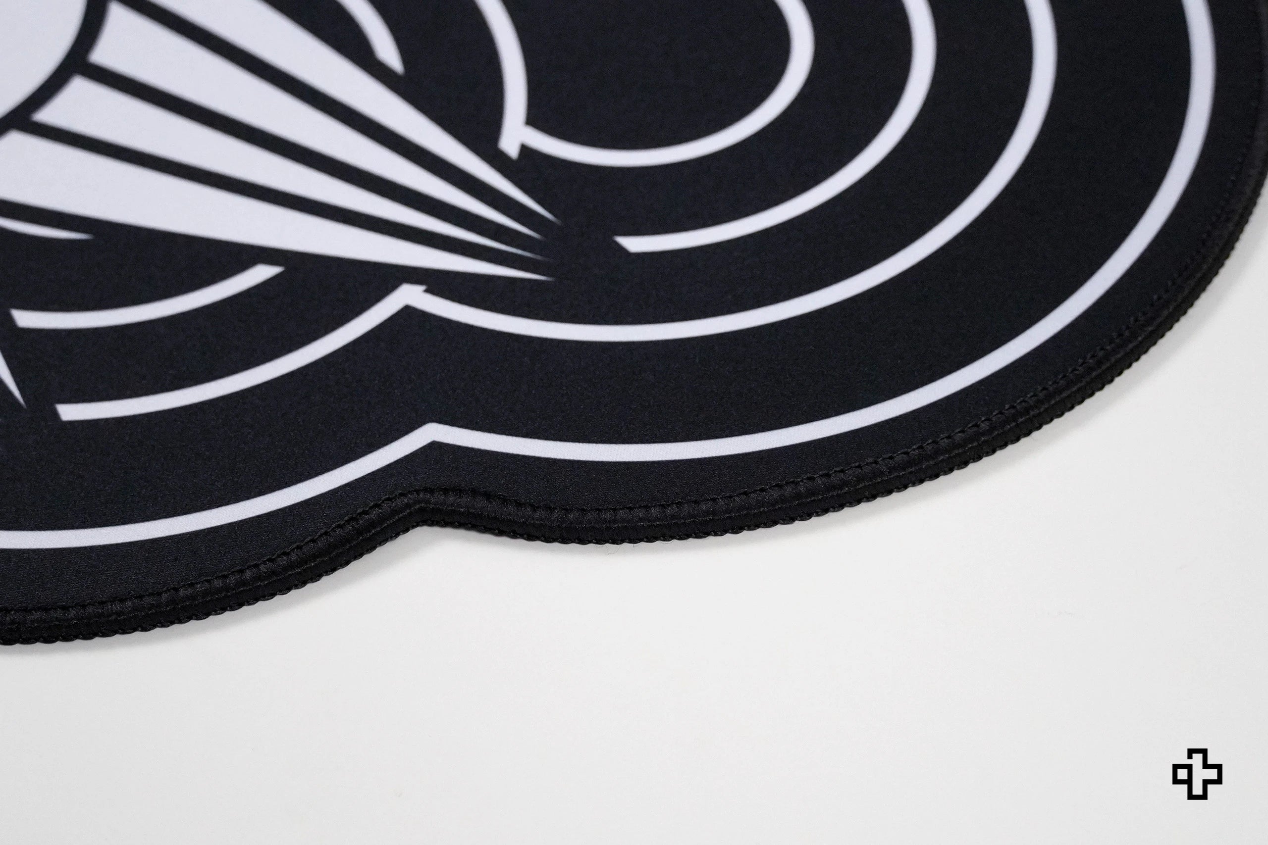 Deskmat egérpad QwertyKey MOMO 4mm varratos szélek