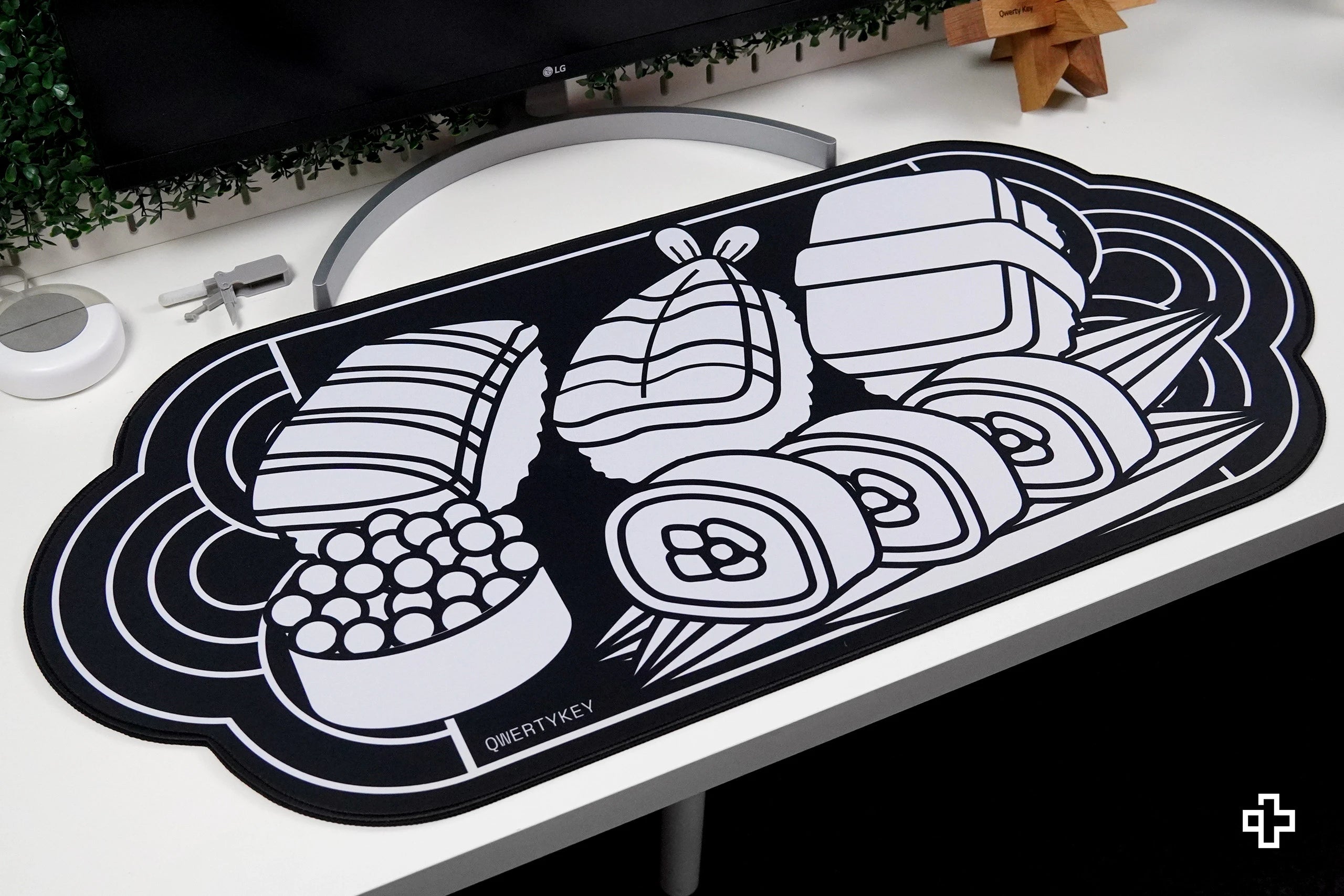 Deskmat egérpad QwertyKey MOMO 4mm varratos szélek