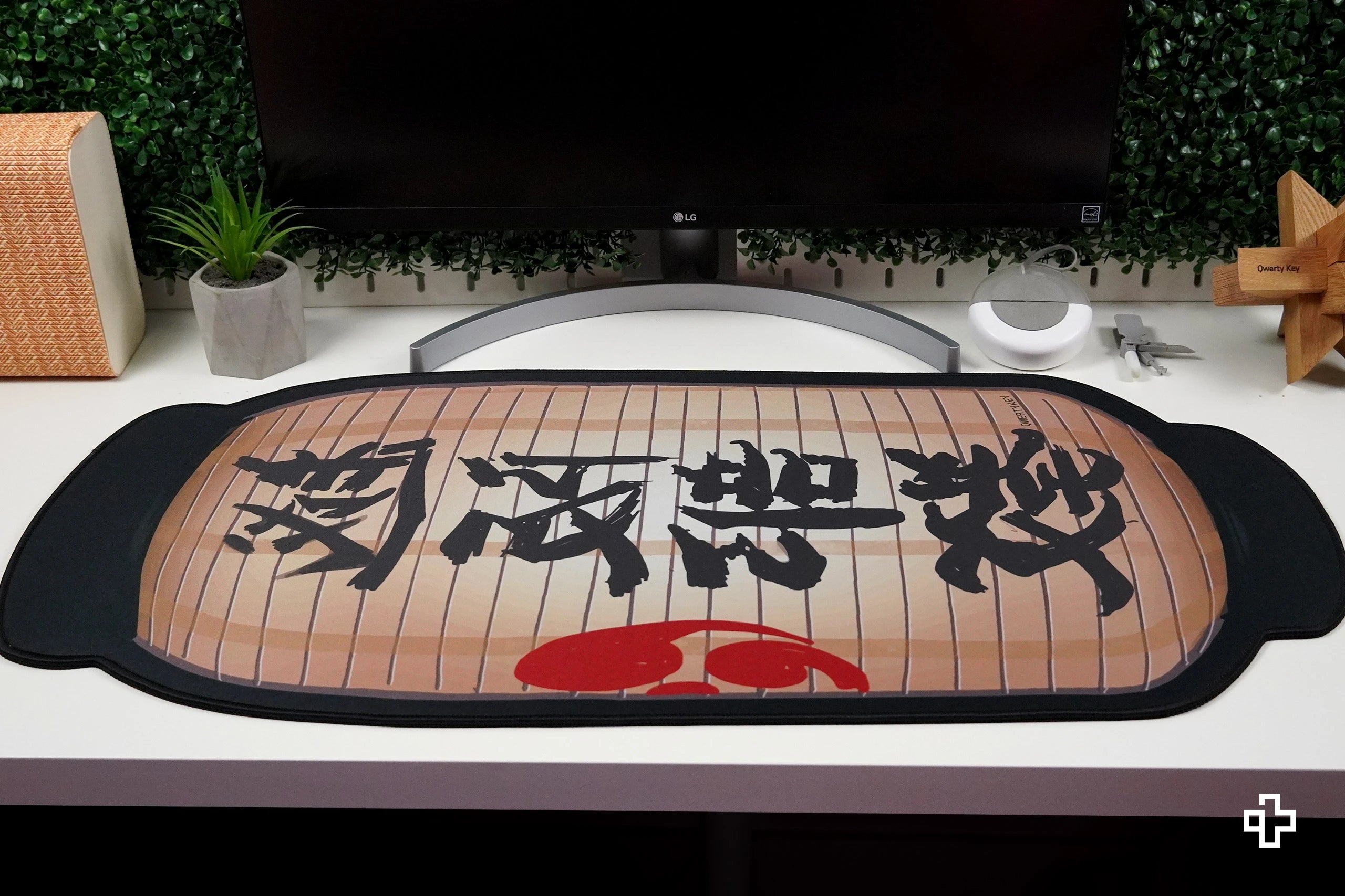 Deskmat egérpad QwertyKey Striker 4mm szegélyű varrattal