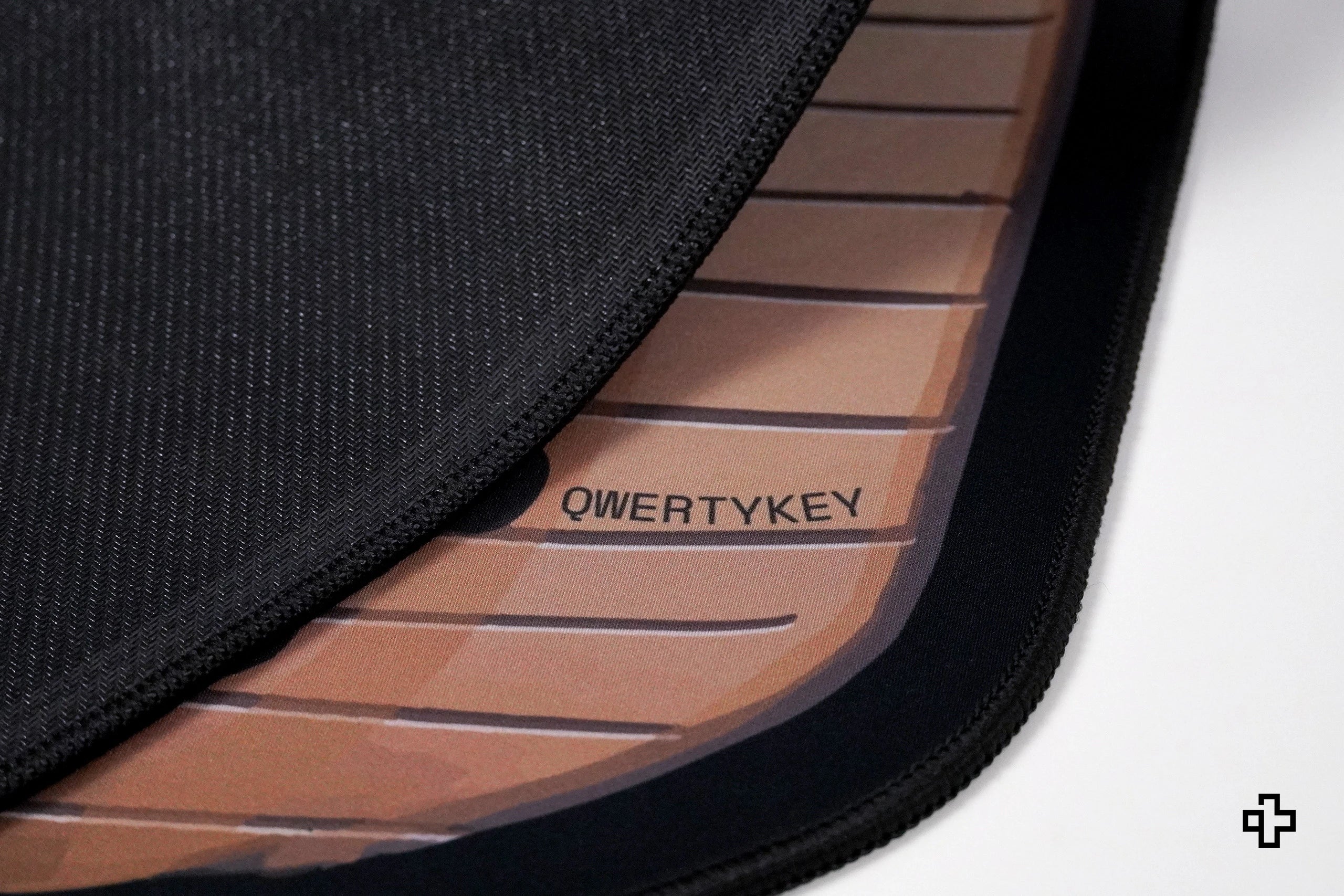 Deskmat egérpad QwertyKey Striker 4mm szegélyű varrattal