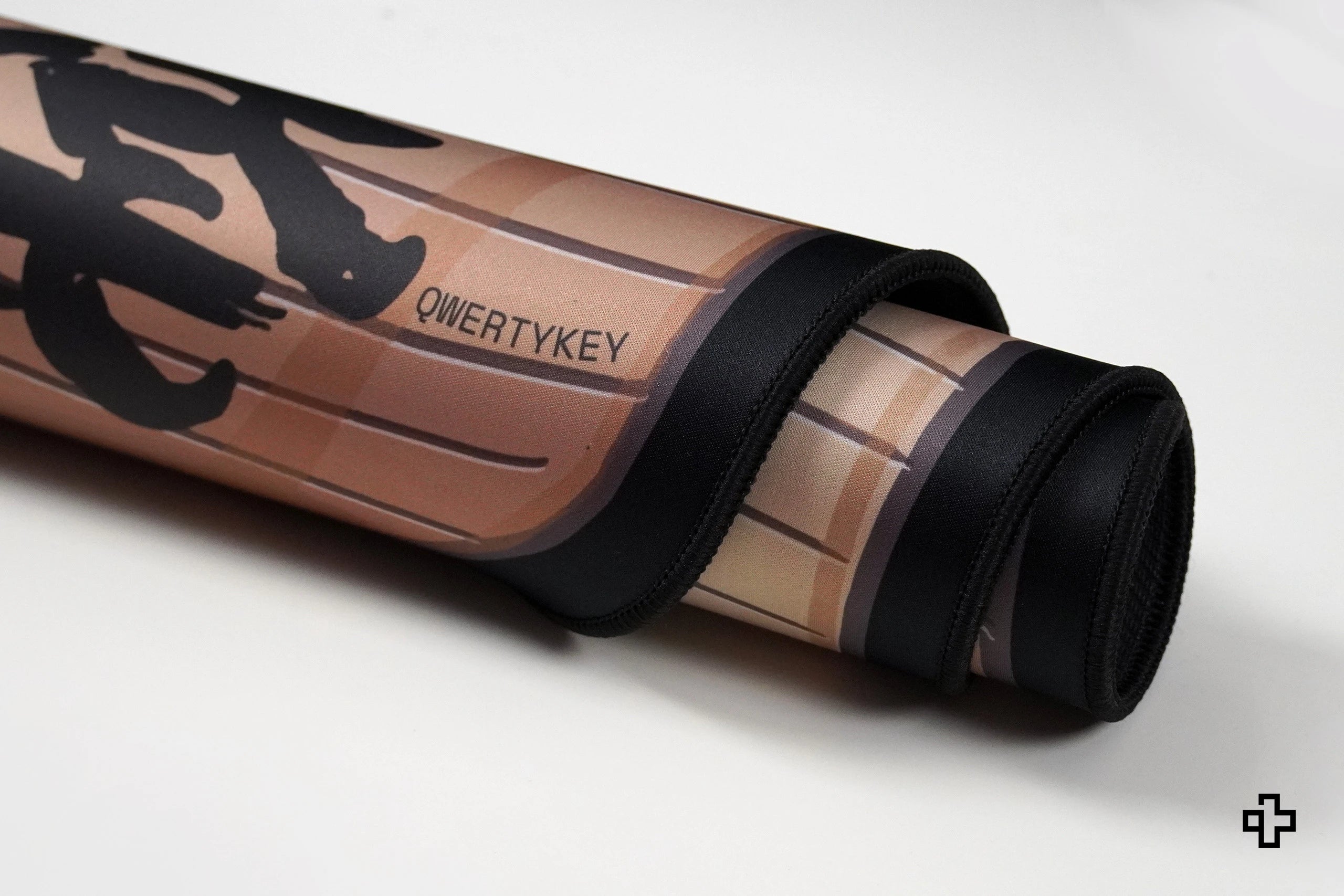 Deskmat egérpad QwertyKey Striker 4mm szegélyű varrattal