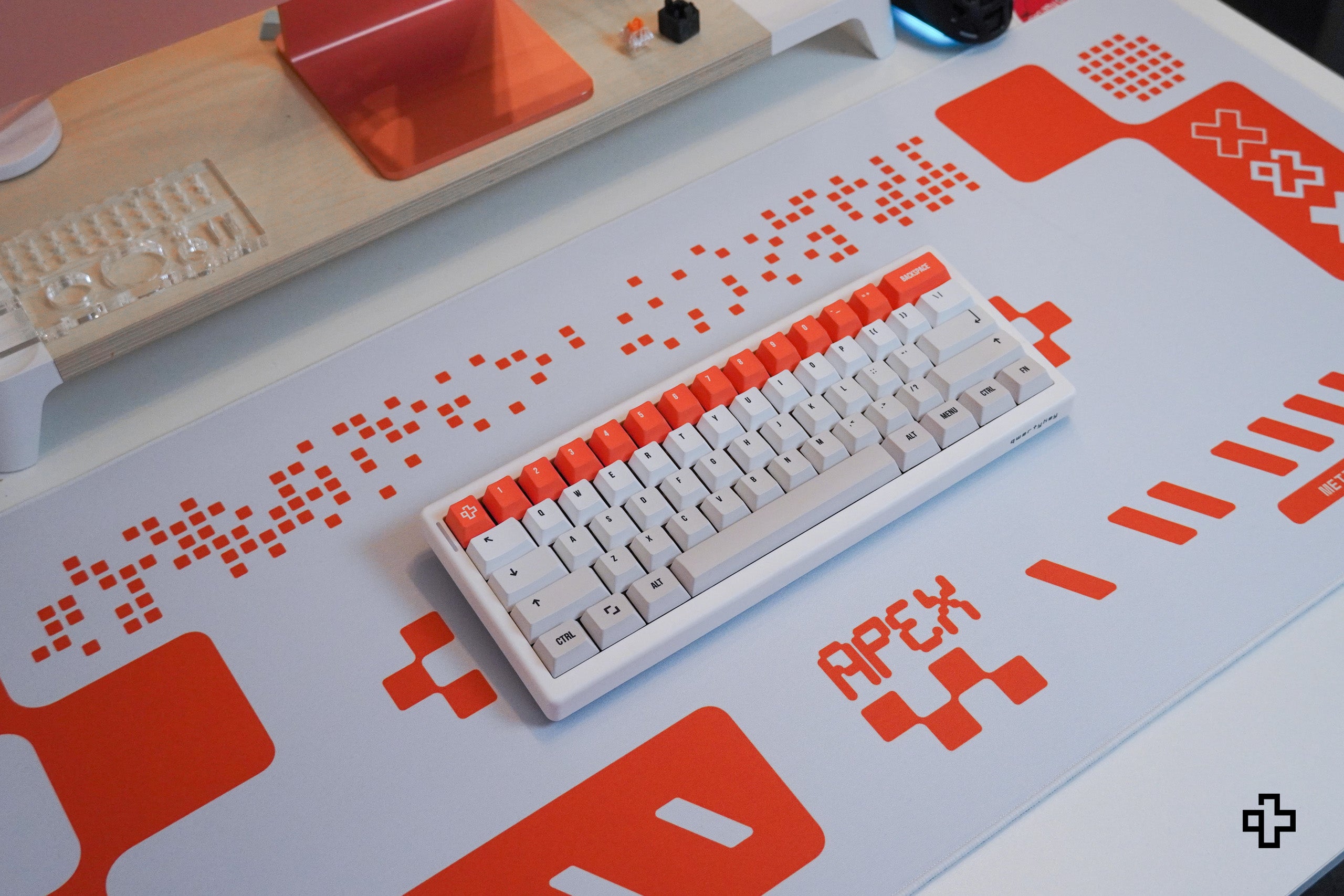 Deskmat Egérpad QwertyKey Apex 4mm varrott szélek