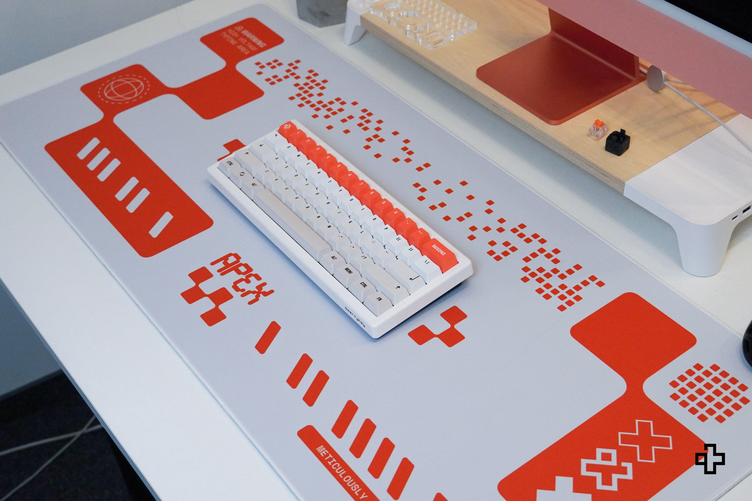 Deskmat Egérpad QwertyKey Apex 4mm varrott szélek