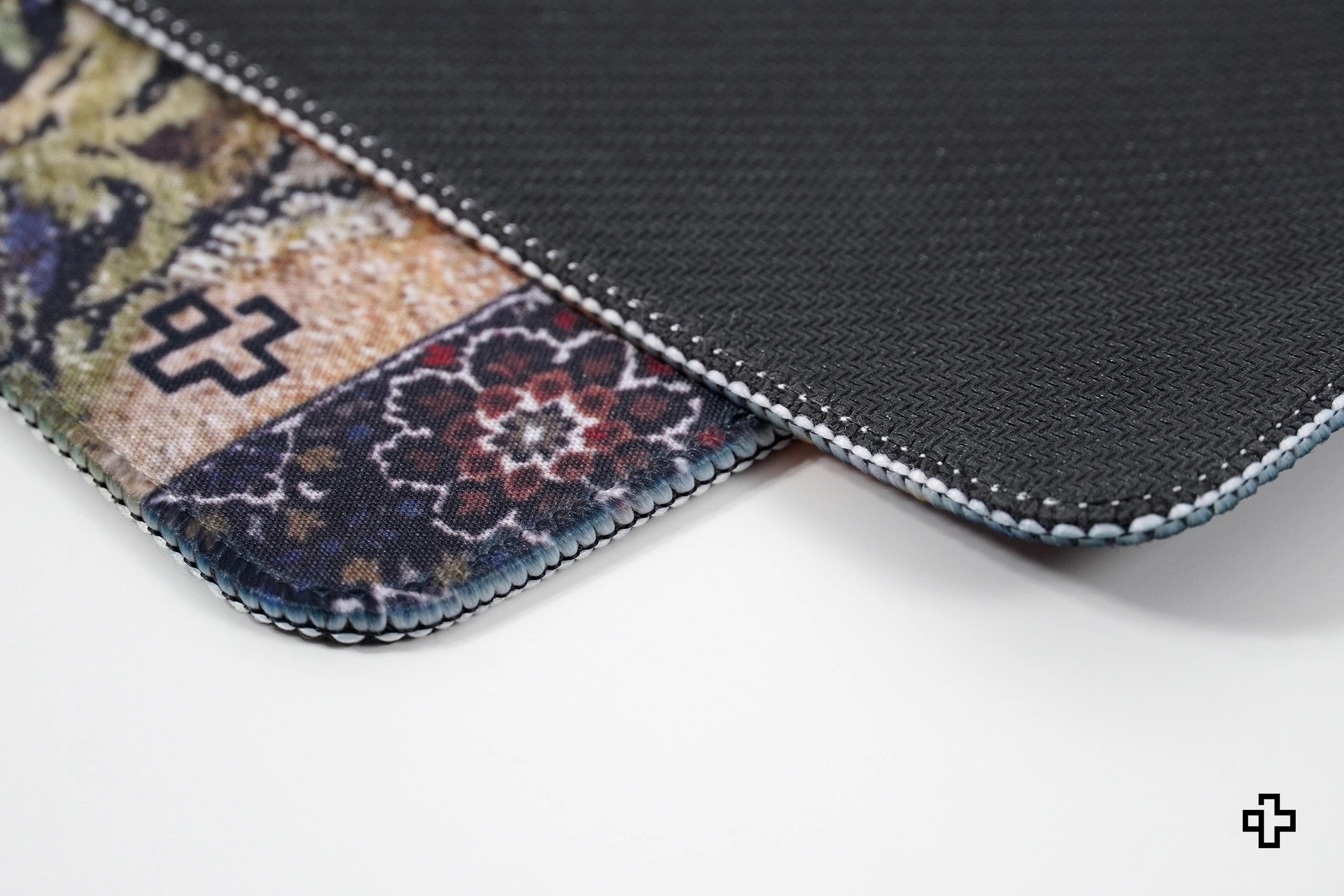Deskmat Egérpad QwertyKey Rapirea din Serai 4mm varrott szélek