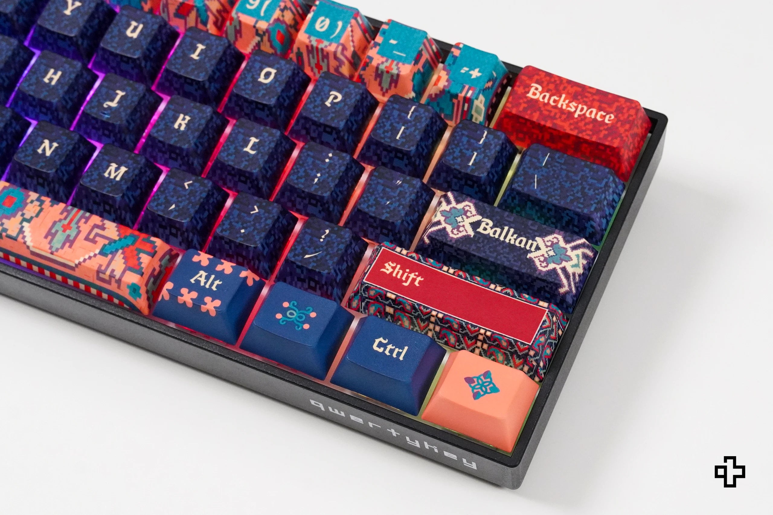 QwertyKey Balkáni Hotswap RGB Mechanikus Játékbillentyűzet