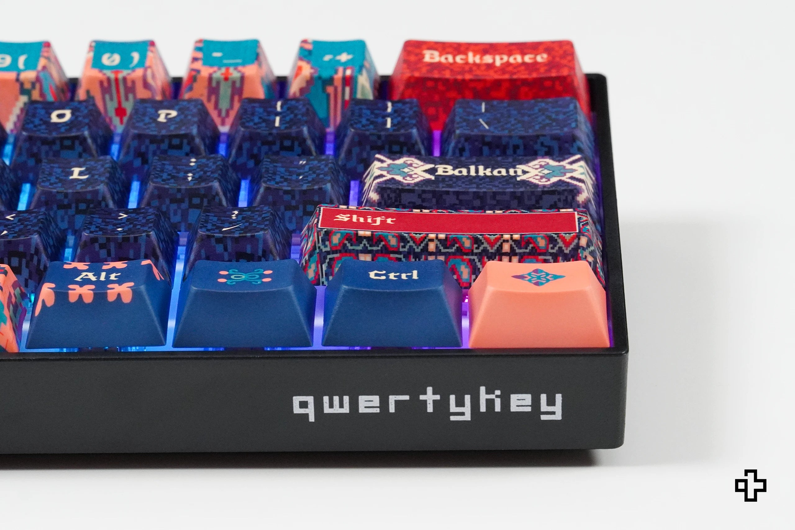 QwertyKey Balkáni Hotswap RGB Mechanikus Játékbillentyűzet