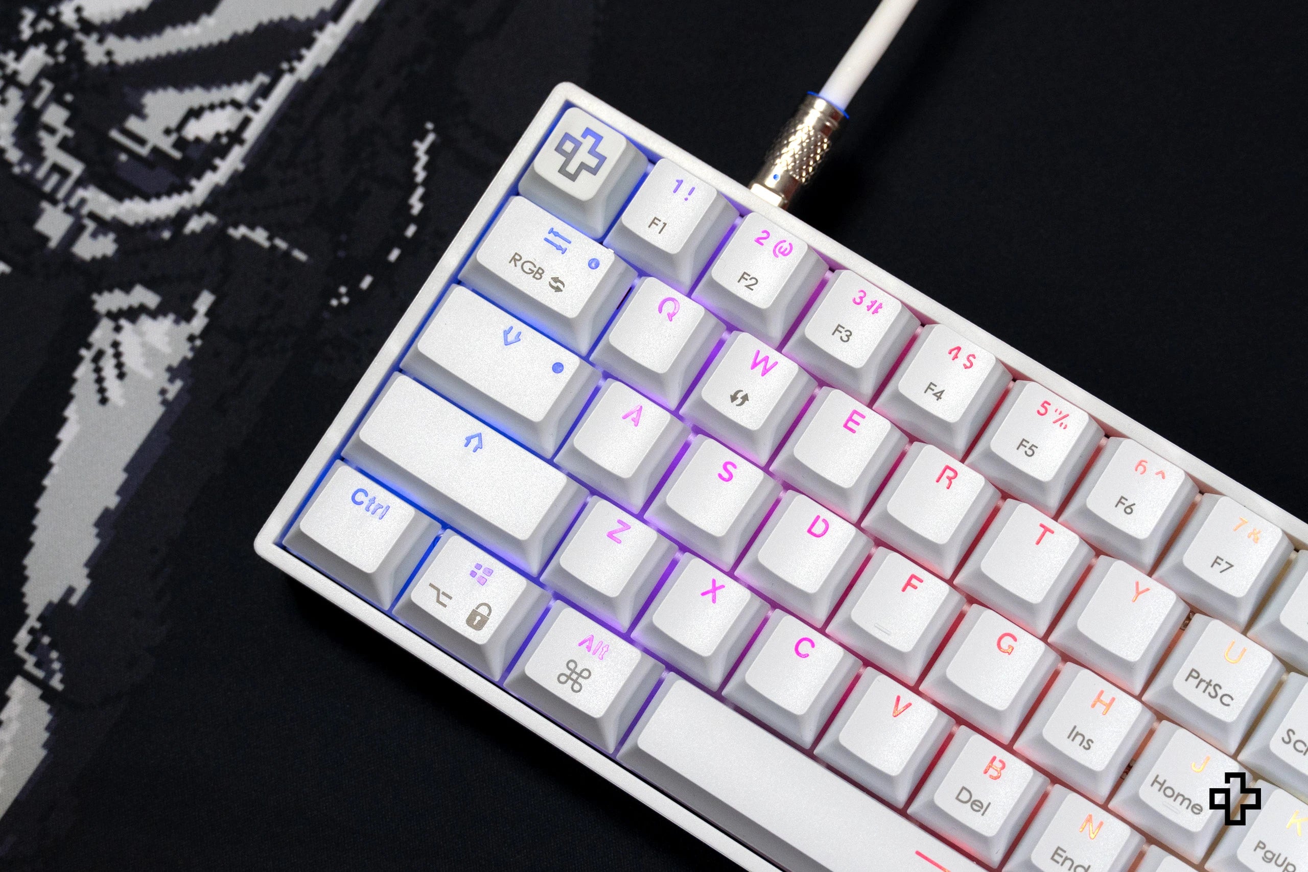 QwertyKey H61 Split Alba Hotswap RGB Mechanikus Játékbillentyűzet