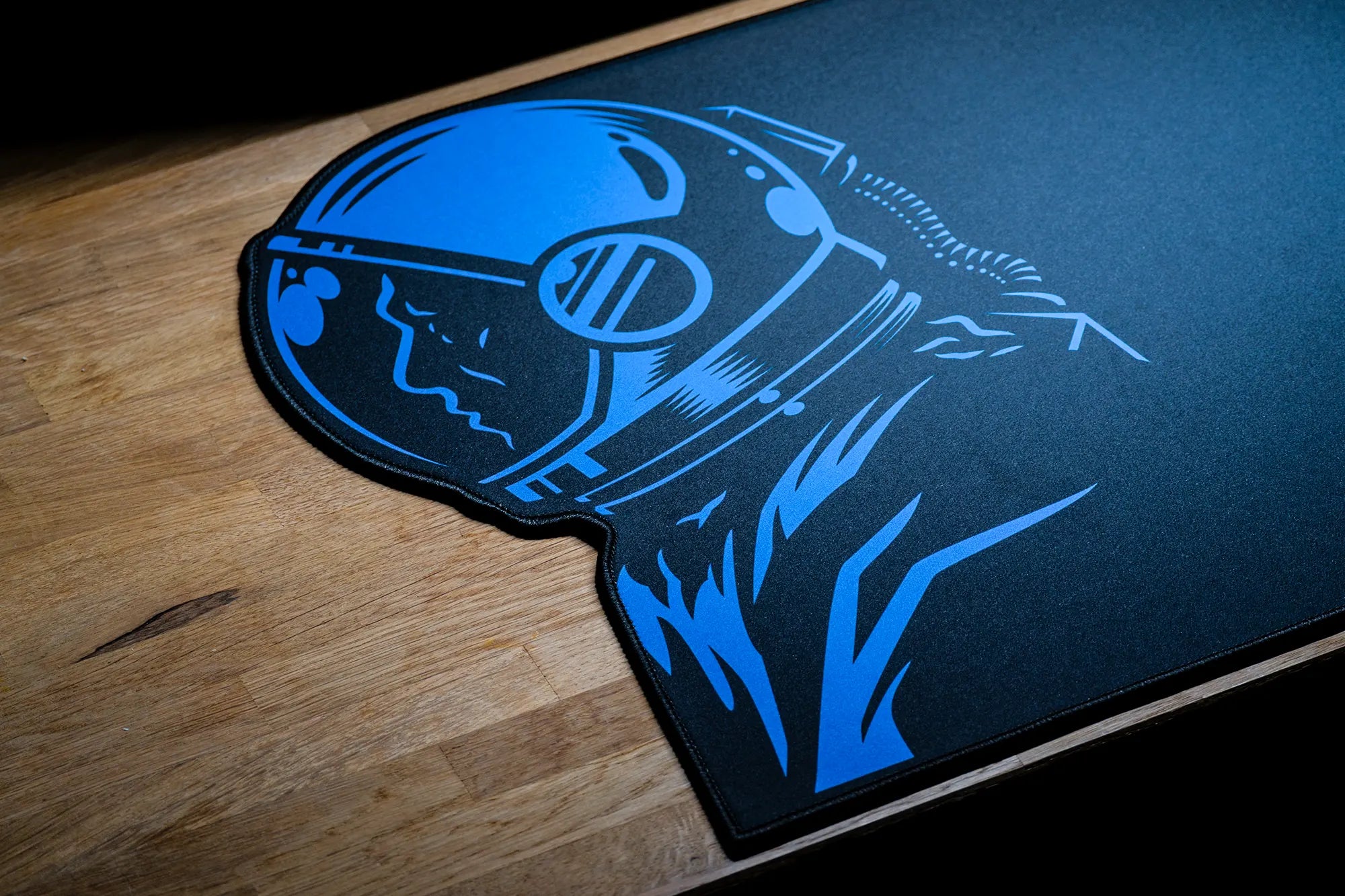 Deskmat Egérpad QwertyKey Űrhajós Neregulat 4mm varrott szélek
