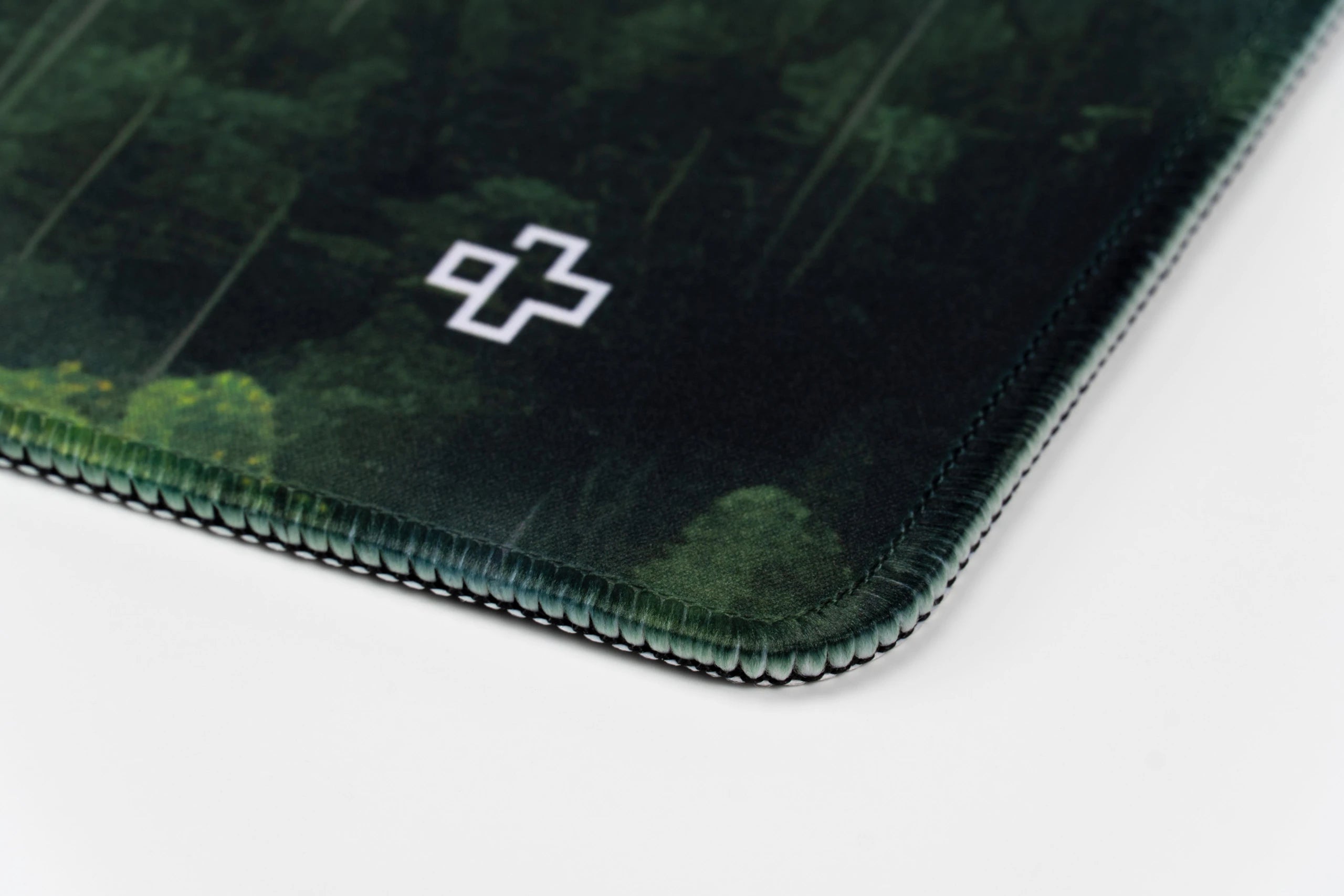 Deskmat Egérpad QwertyKey Forest 4mm varrott szélekkel