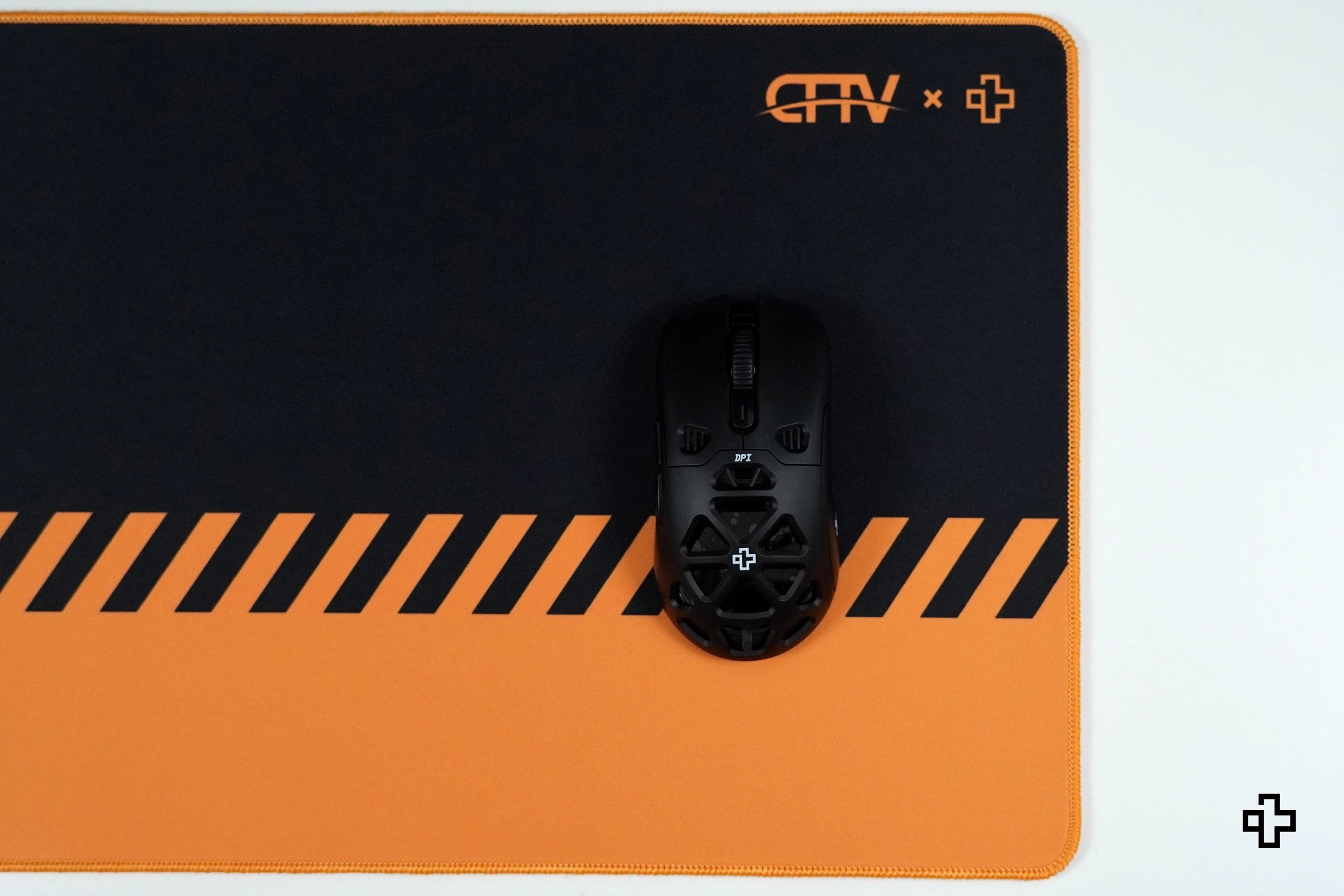 Deskmat egérpad QwertyKey x ClipFixTV 4mm varrt szélek