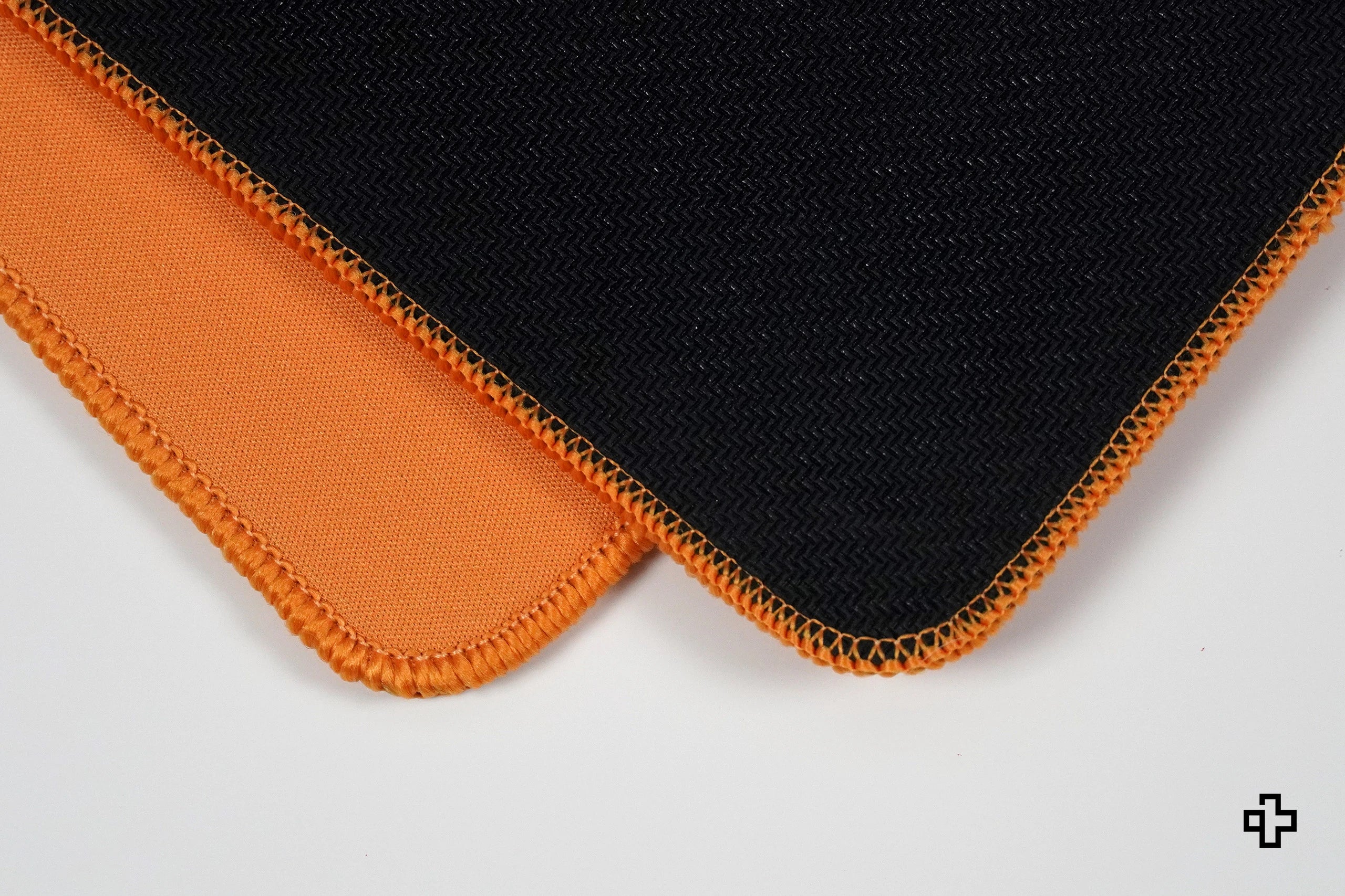 Deskmat egérpad QwertyKey x ClipFixTV 4mm varrt szélek