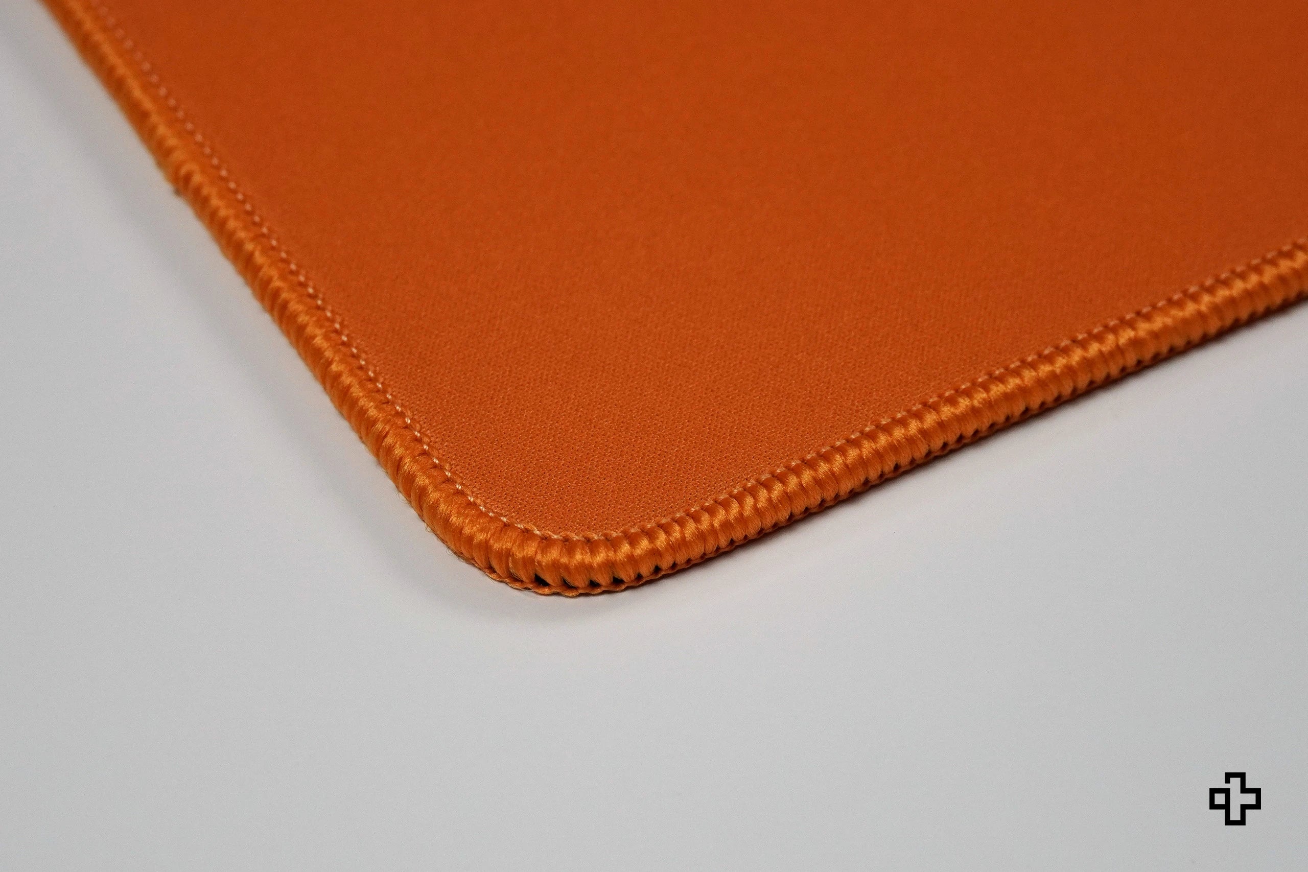 Deskmat egérpad QwertyKey x ClipFixTV 4mm varrt szélek