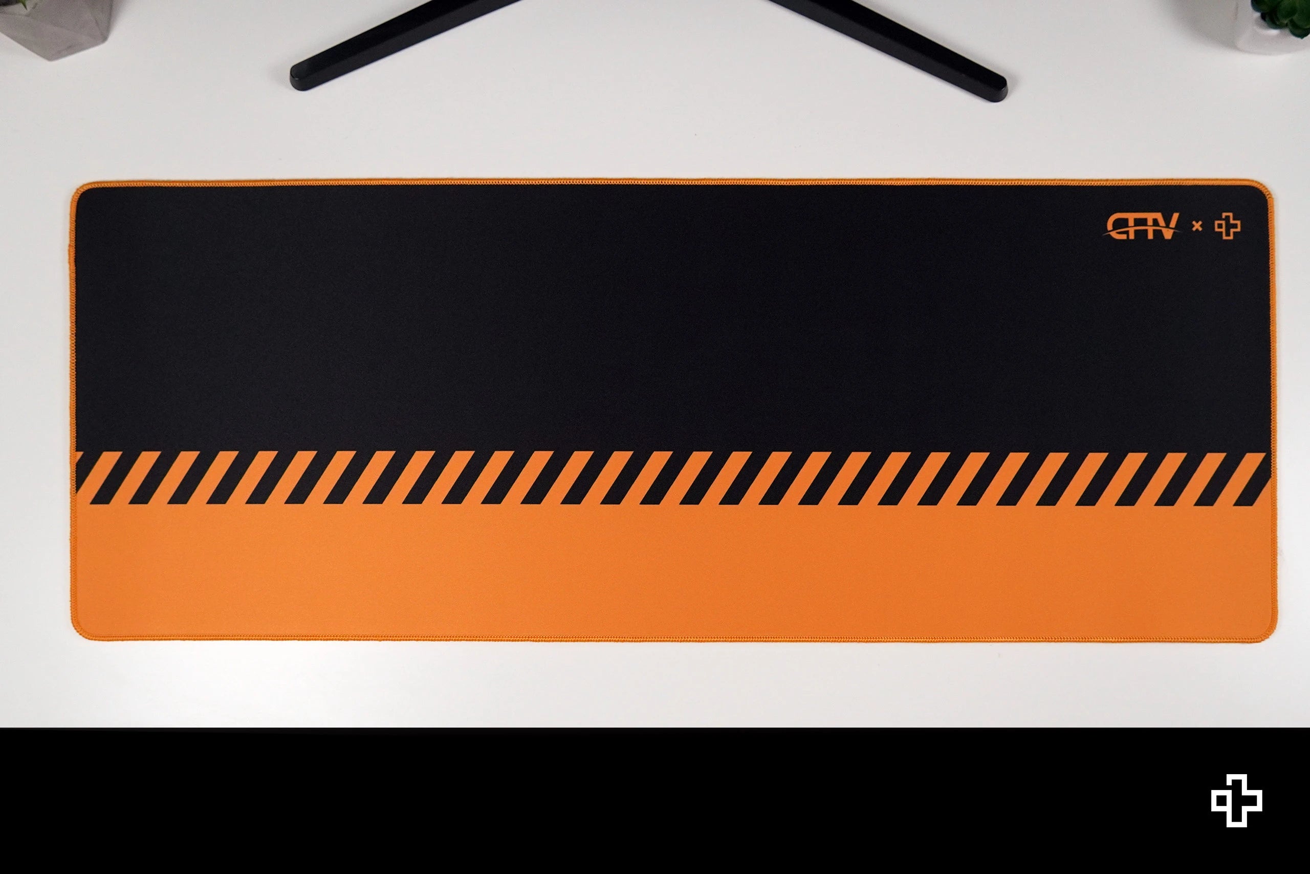 Deskmat egérpad QwertyKey x ClipFixTV 4mm varrt szélek