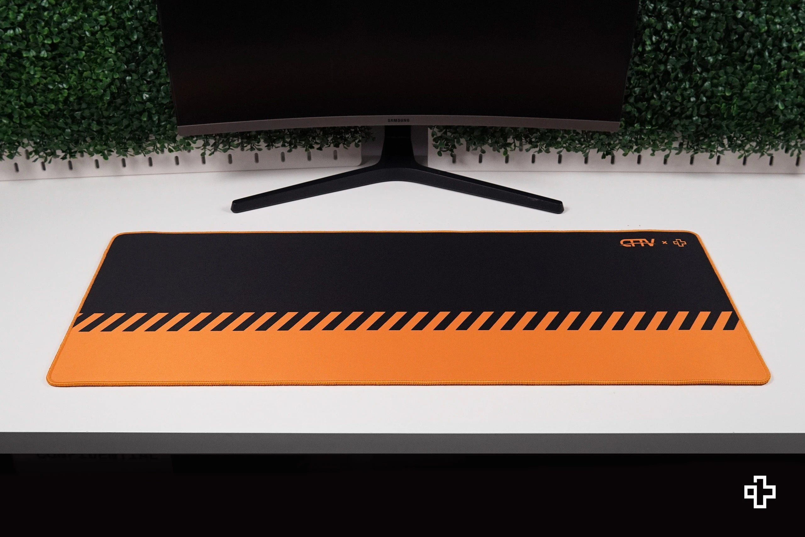 Deskmat egérpad QwertyKey x ClipFixTV 4mm varrt szélek