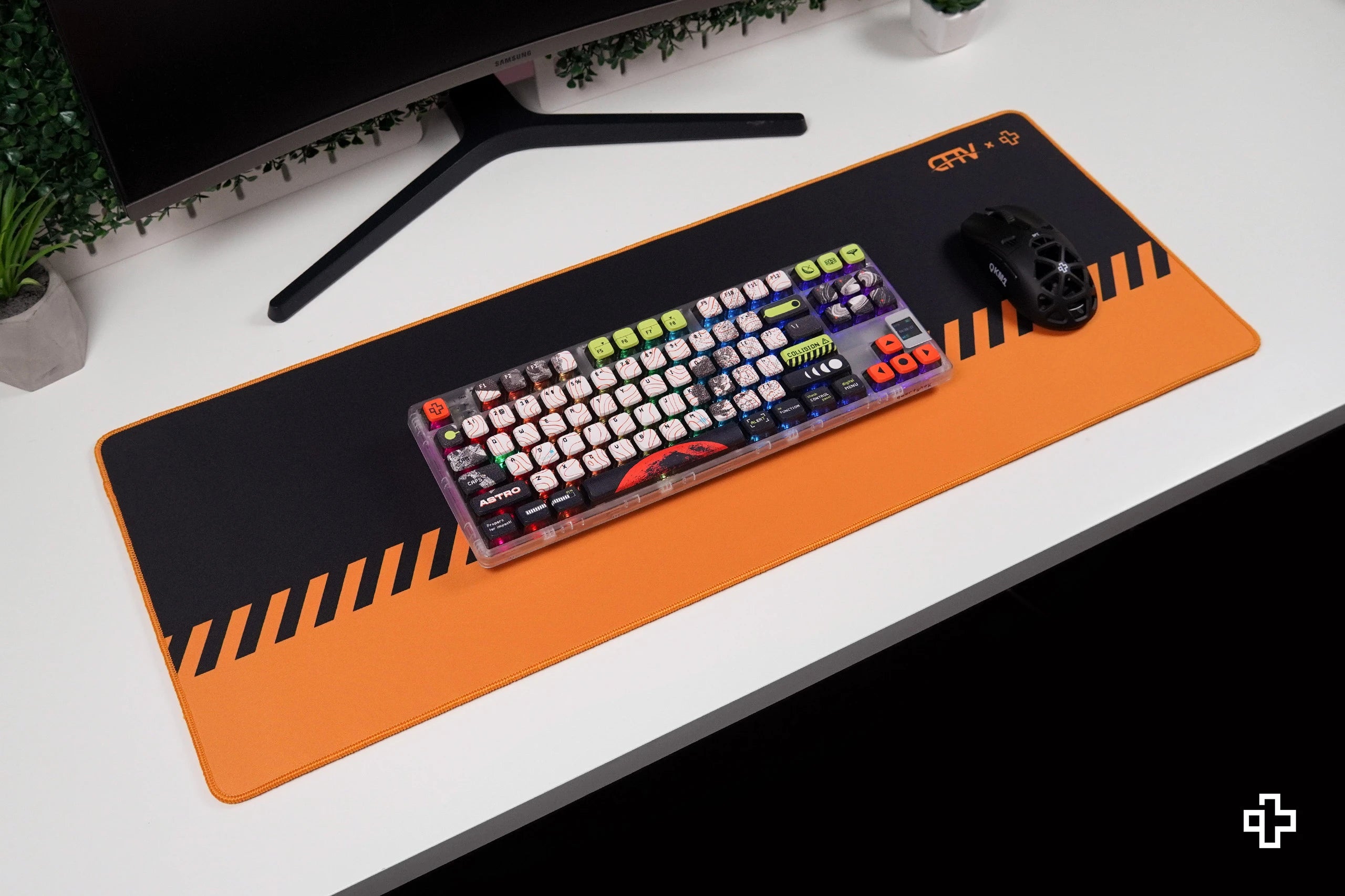 Deskmat egérpad QwertyKey x ClipFixTV 4mm varrt szélek