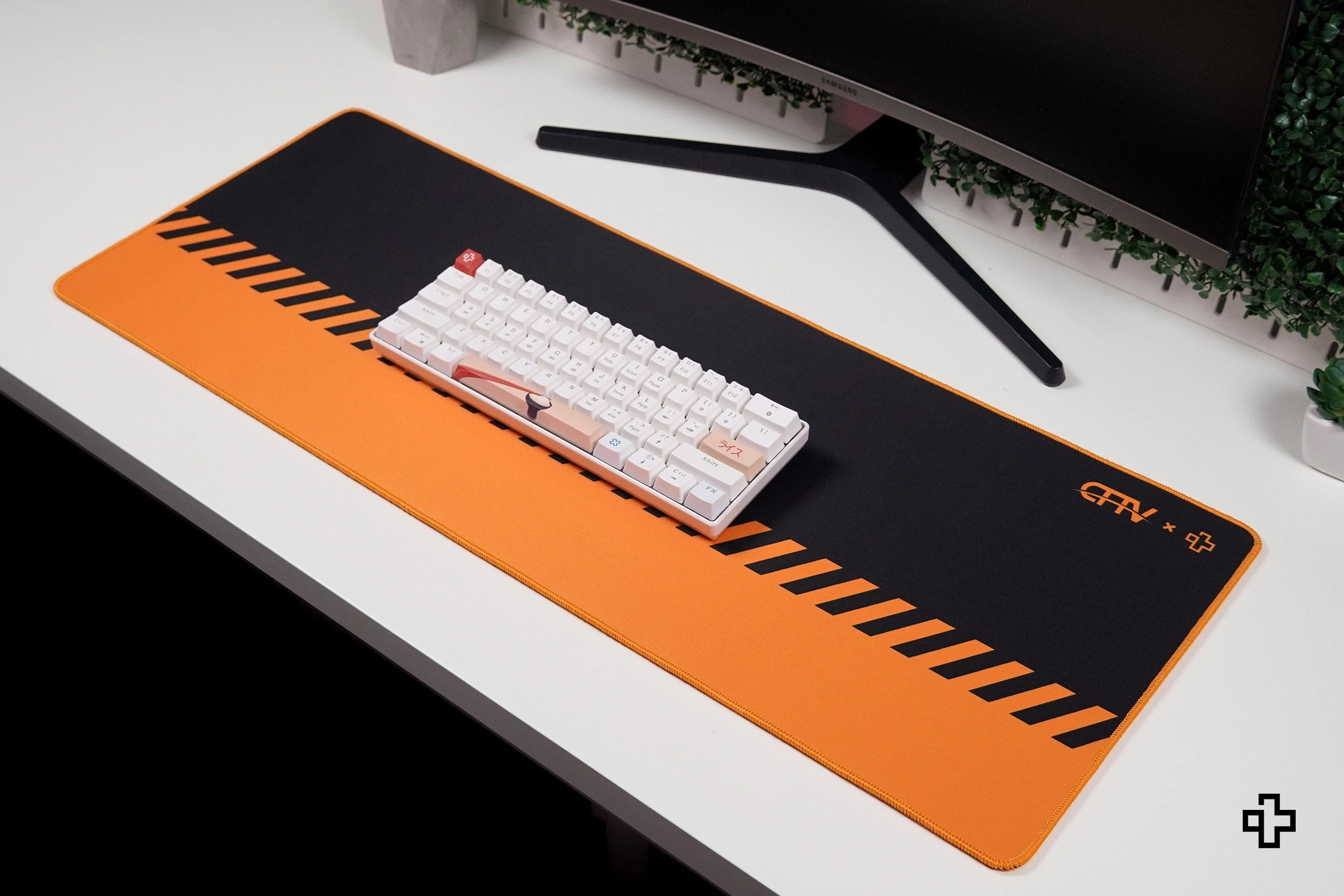 Deskmat egérpad QwertyKey x ClipFixTV 4mm varrt szélek
